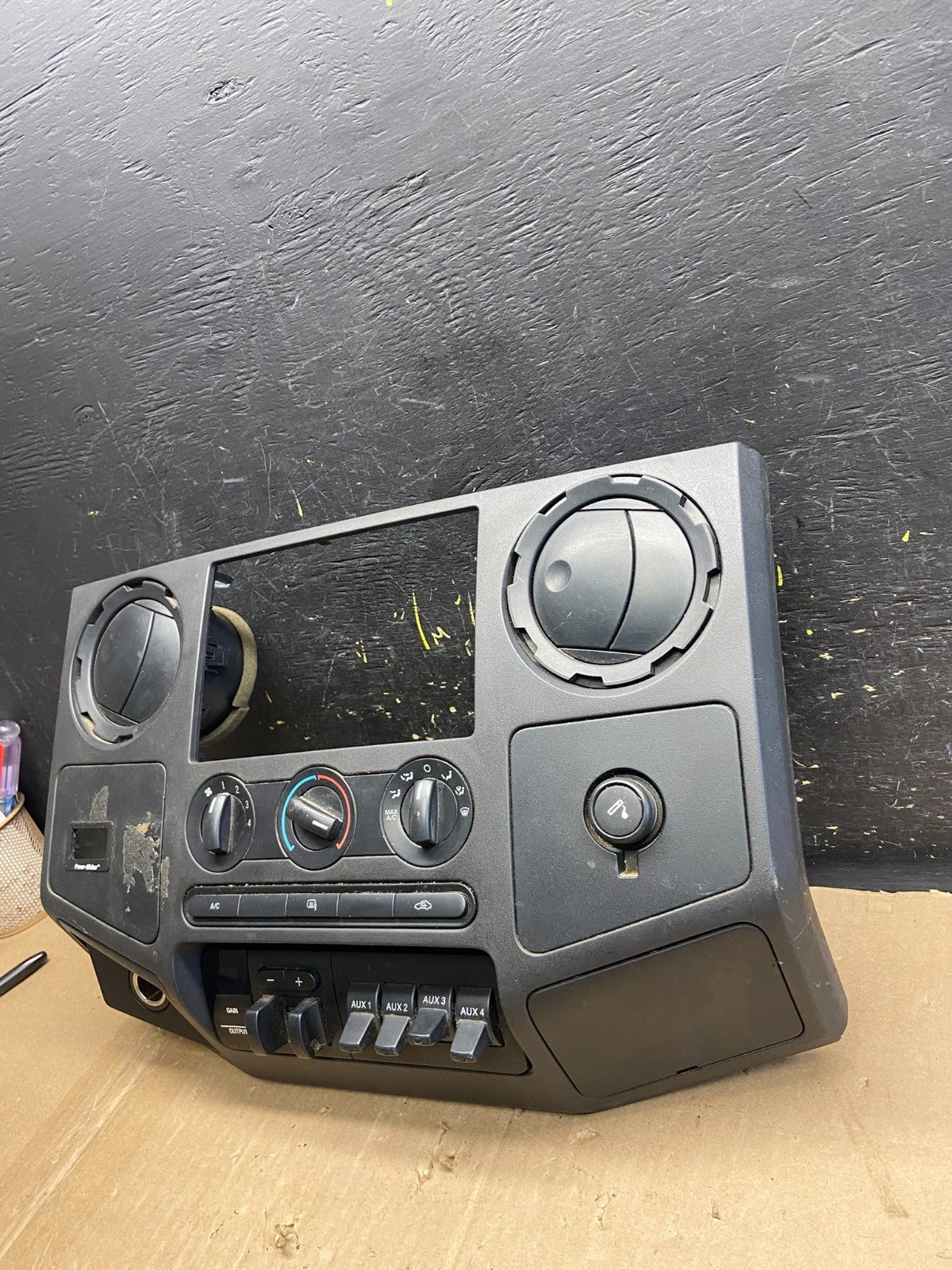 2008-2010 Ford F250 F350 Radio Climate Control Radio Dash Bezel Panel AB2077 DG2