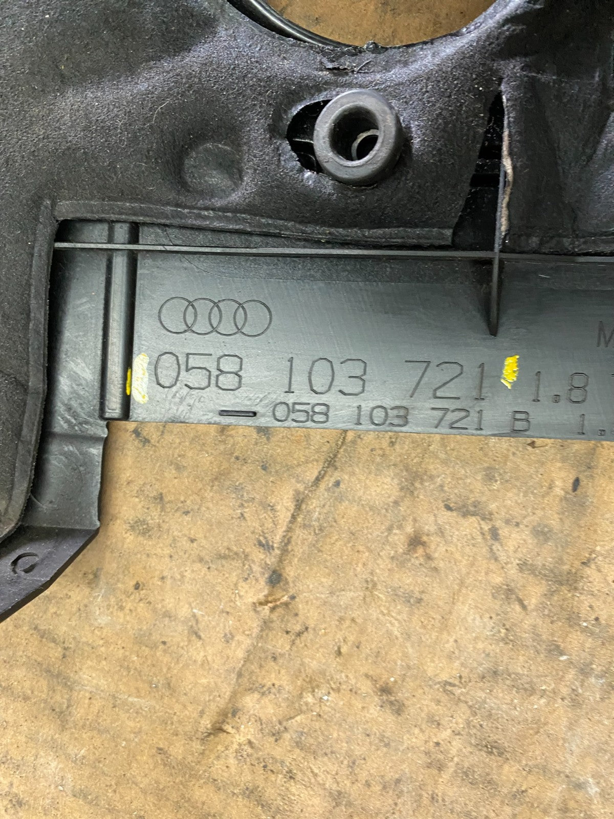 2005 to 2008 Audi  A4 1.8L T Engine Cover  Garnish Oem Q9812 DG8