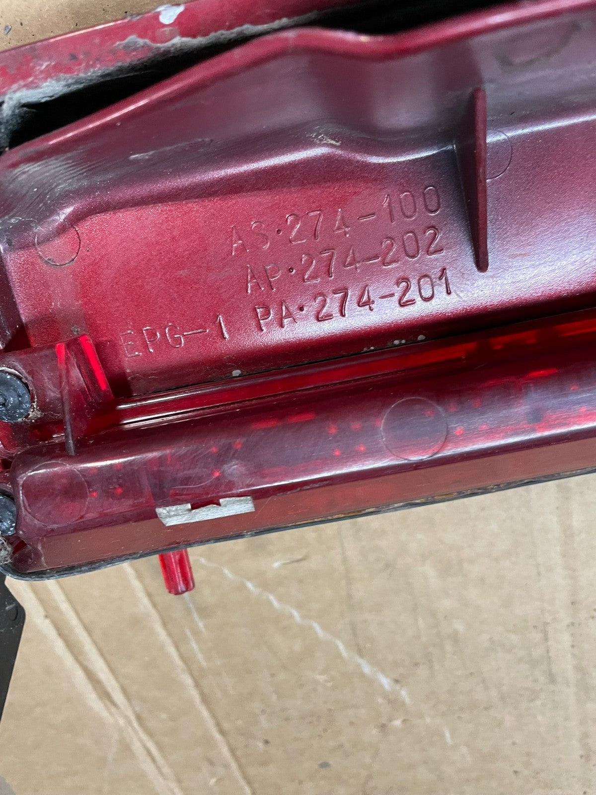 2000 to 2004 Cadillac Seville SLS Rear 3rd Break Light LID Trunk Z5736 DG8