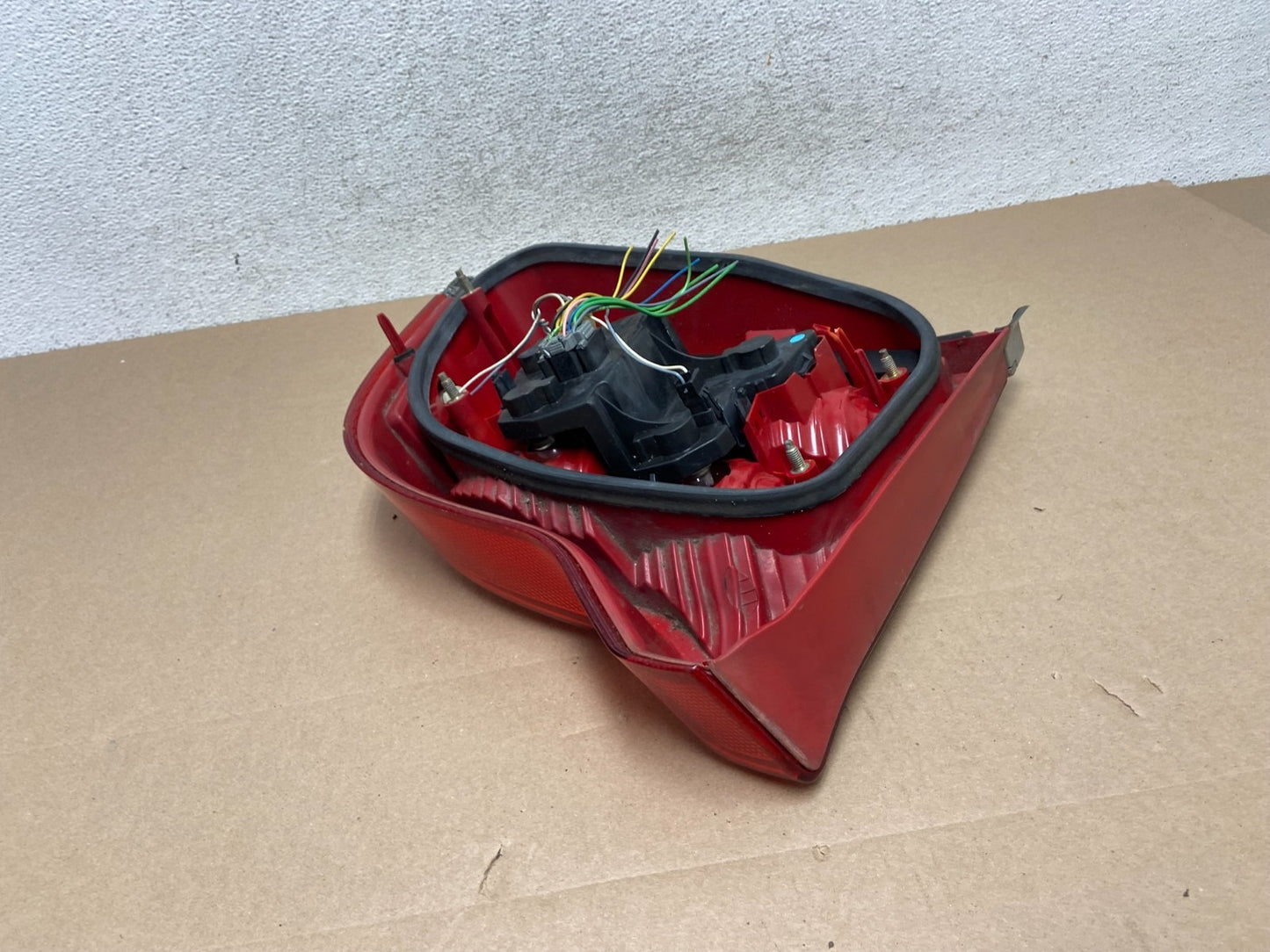 2004 - 2006 Volvo S80 Left Driver LH Side Tail Light AG5702 DW5