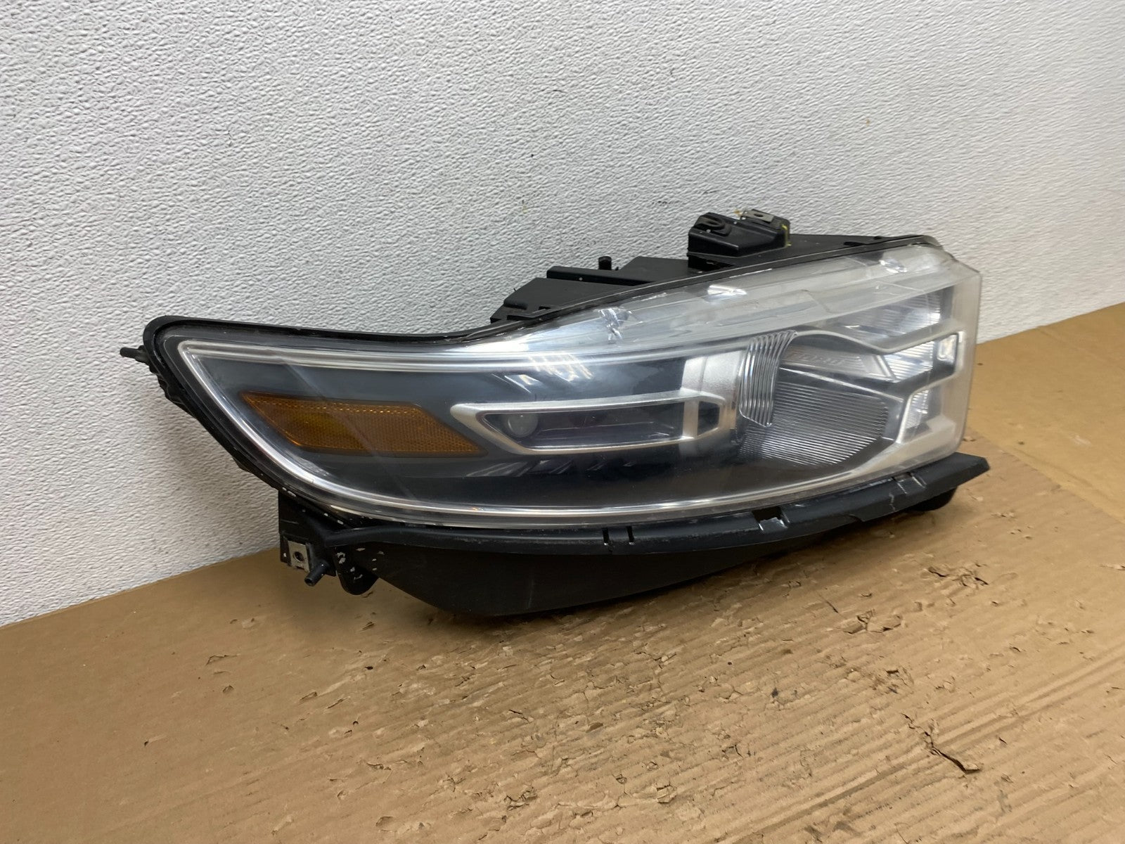 2013 to 2019 Ford Taurus Right Passenger RH Side Headlight Halogen AD4381 DW2