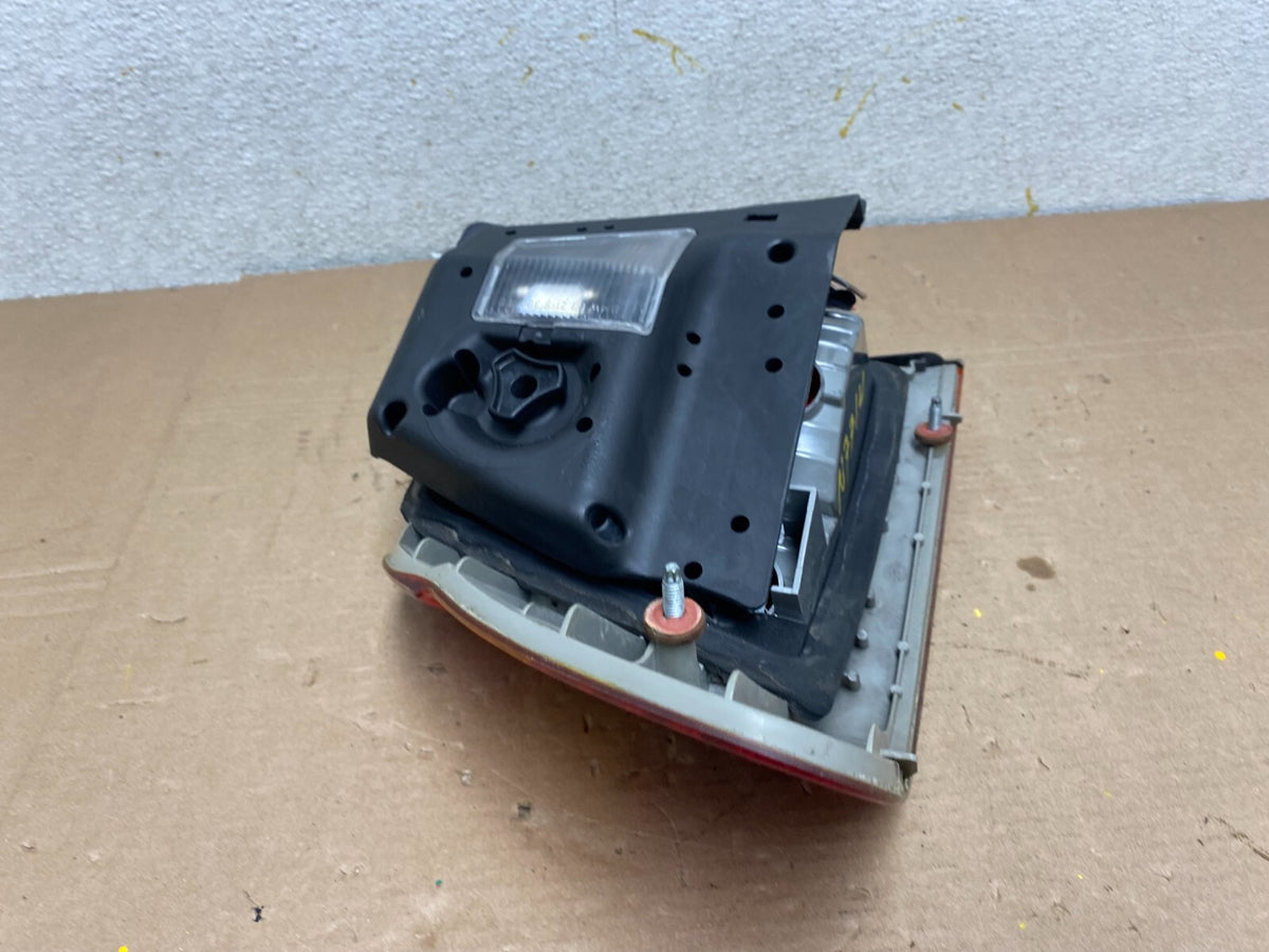 2002-2005 Bmw E46 325i 328i Right Passenger Side Tail Light N7714 DW6