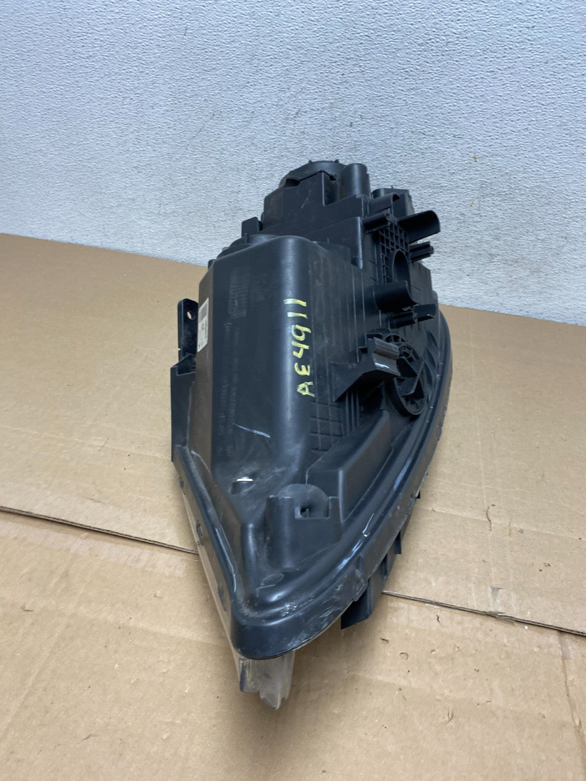 2014 to 2015 Kia Sorento Right Passenger RH Headlight Halogen AE4911 DW8