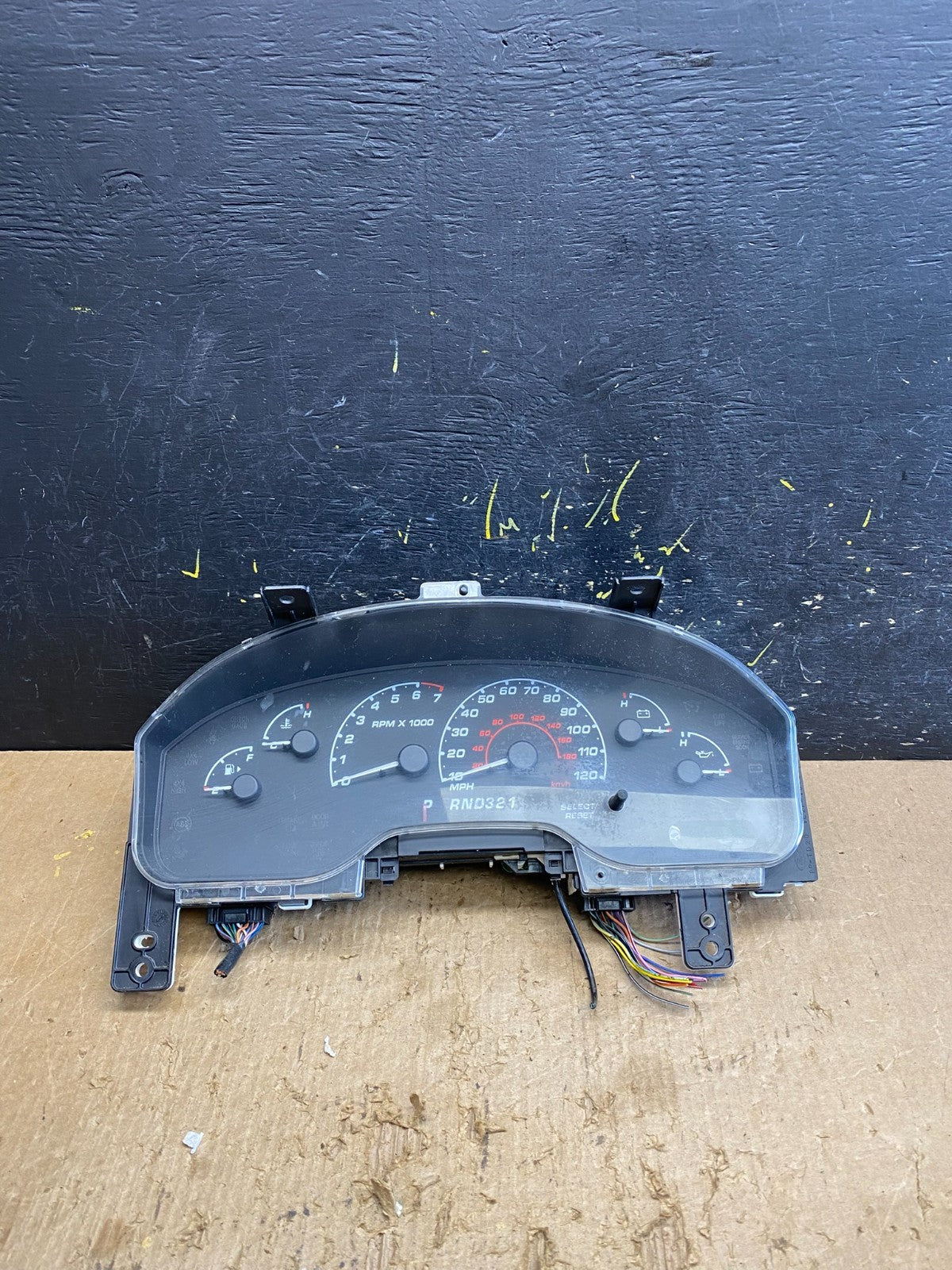 2002-2005 Ford Explorer  Speedometer Cluster Gauge Oem Z9989 DG0