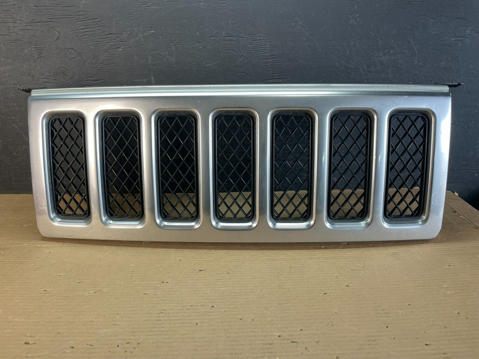 2006 to 2010 Jeep Commander Overland Front Upper Grill Grille AE9941 DG0