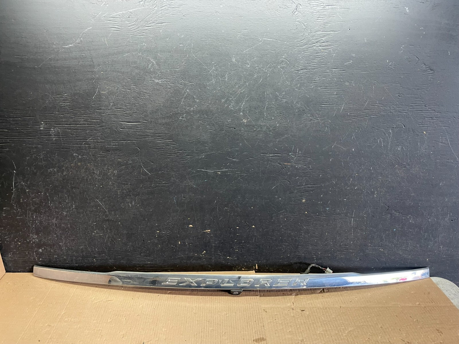 2011 to 2014 Ford Explorer Rear Tailgate Gate Trim Molding With Camera M8186 DG0