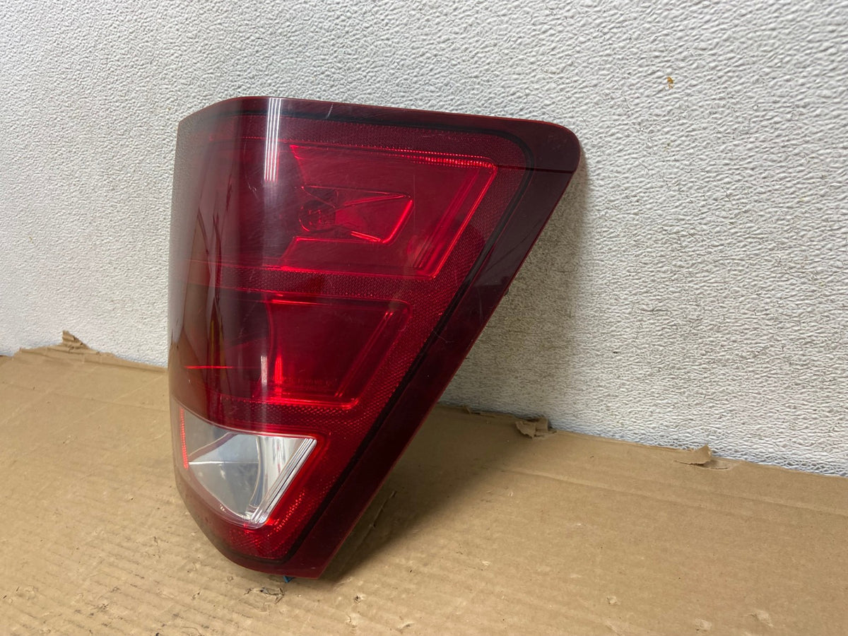 2005 - 2006 Jeep Grand Cherokee Right Passenger Rh Side Tail Light AG9265 LK2