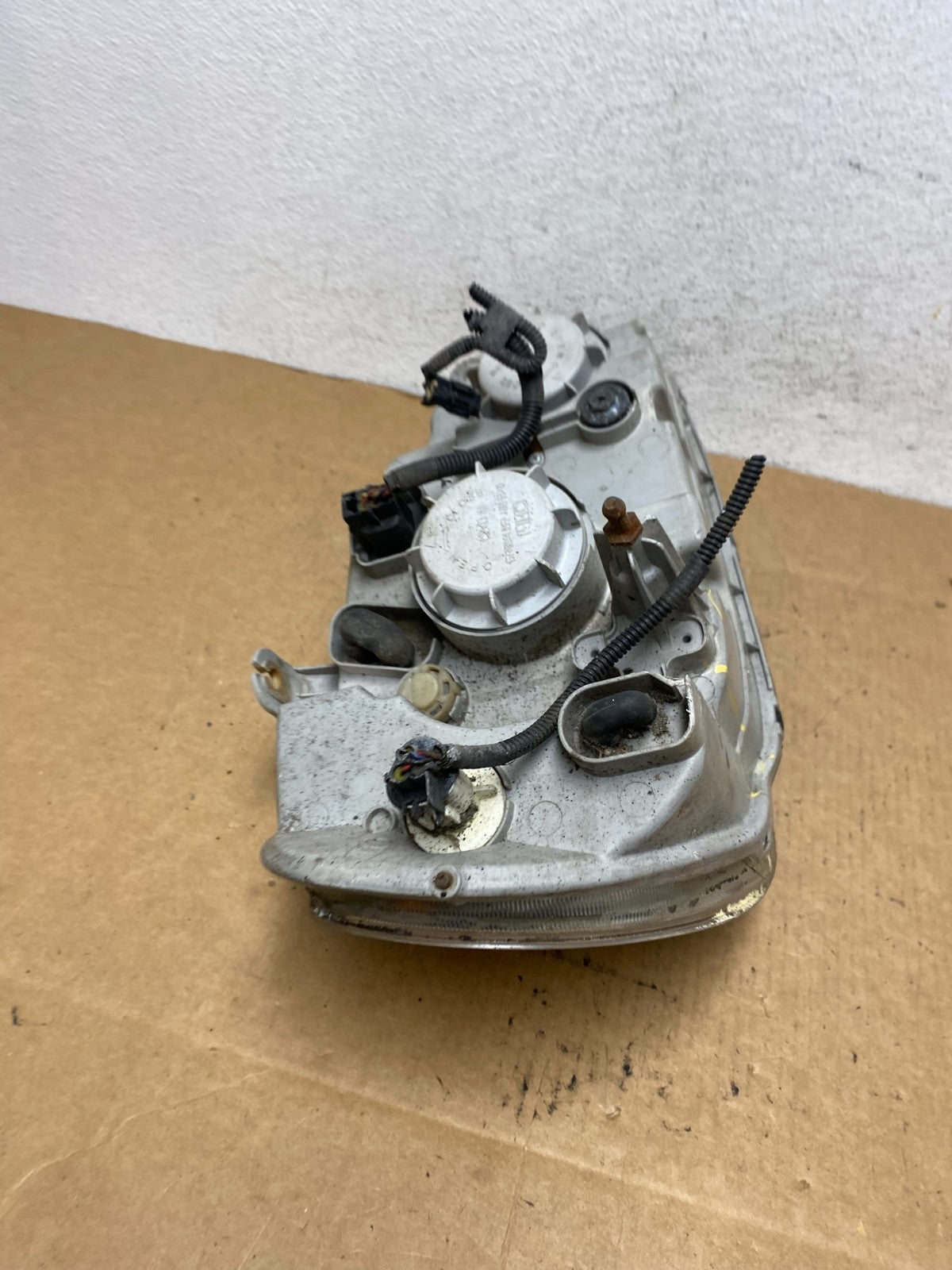 2002 to 2005 Kia Sedona Left Driver LH Side Headlight AD4669 DW7