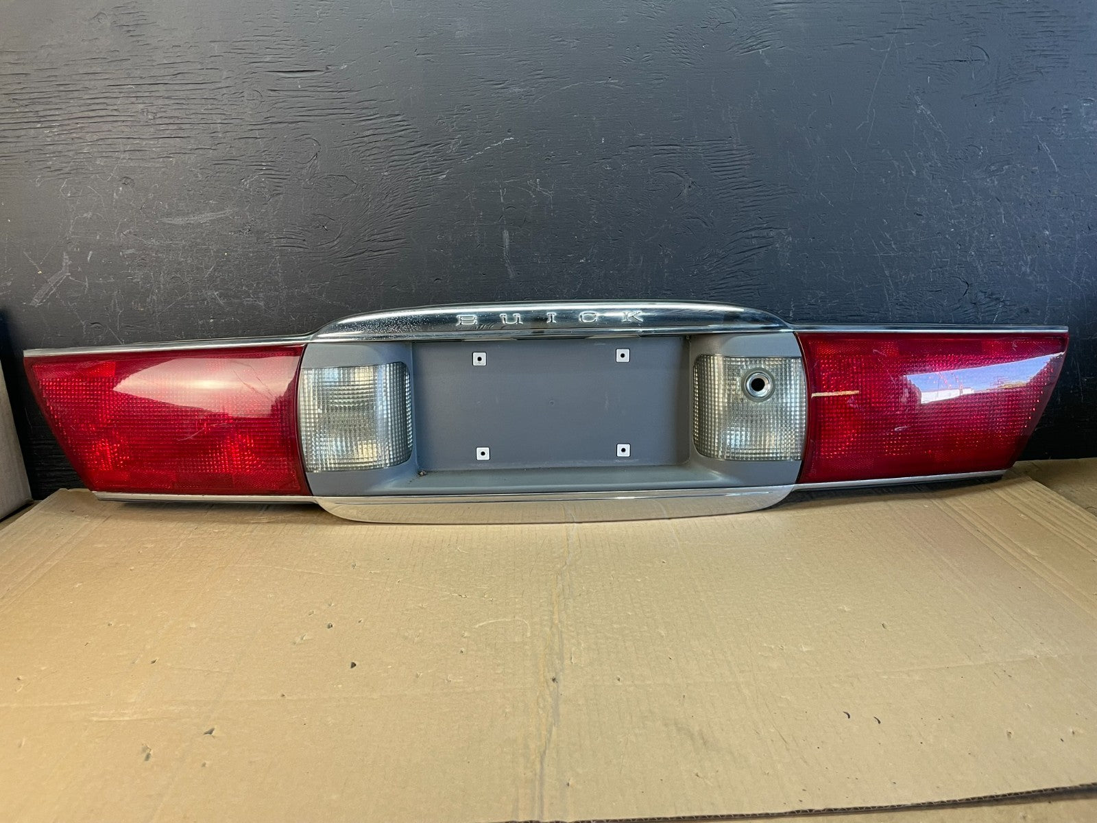 2000 to 2005 Buick Lesabre Trunk Rear Center Tail Light Panel AC9757 DG0