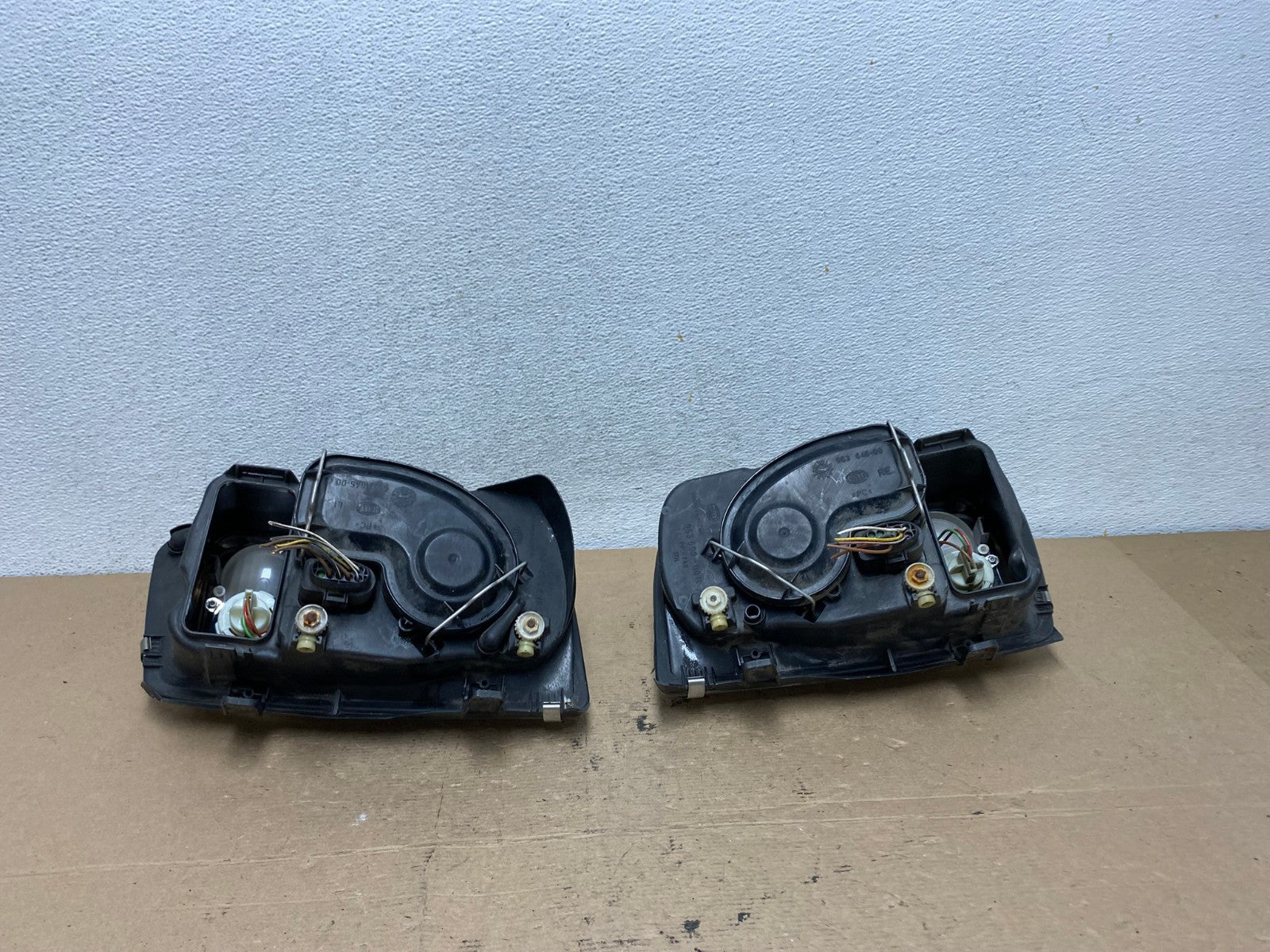 2002 to 2004 Volkswagen Jetta Left+Right Headlights AF4647 LK6