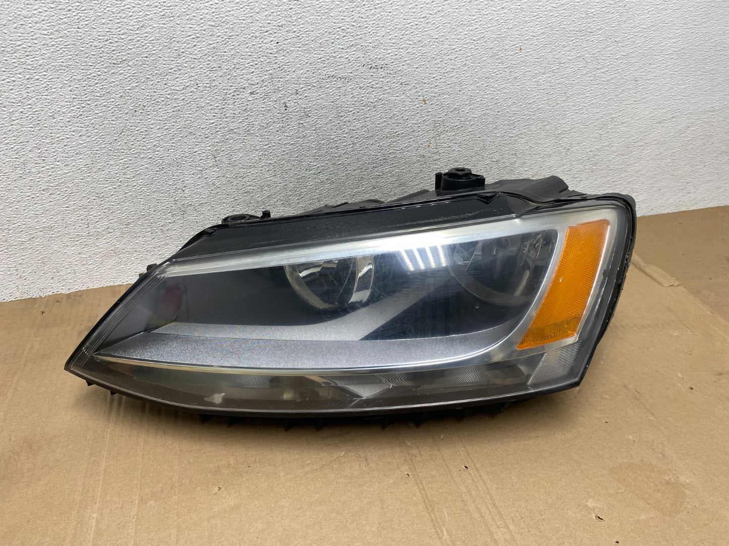 2011 to 2014 Volkswagen Jetta Left Driver LH Headlight Halogen AE9082 DW0