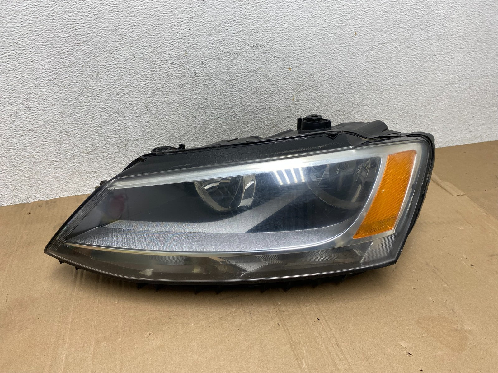 2011 to 2014 Volkswagen Jetta Left Driver LH Headlight Halogen AE9082 DW0