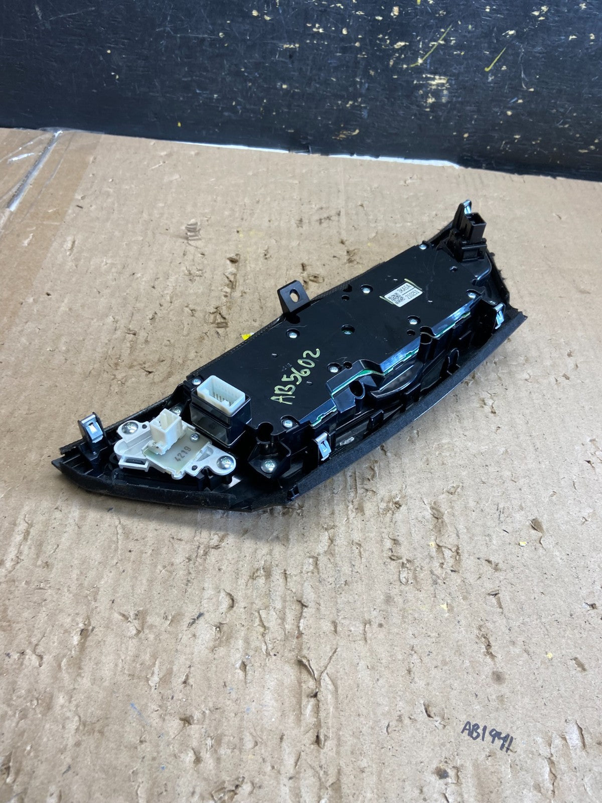 2013 to 2018 Nissan Pathfinder Radio Audio Climate Control OEM AB5602 DG3