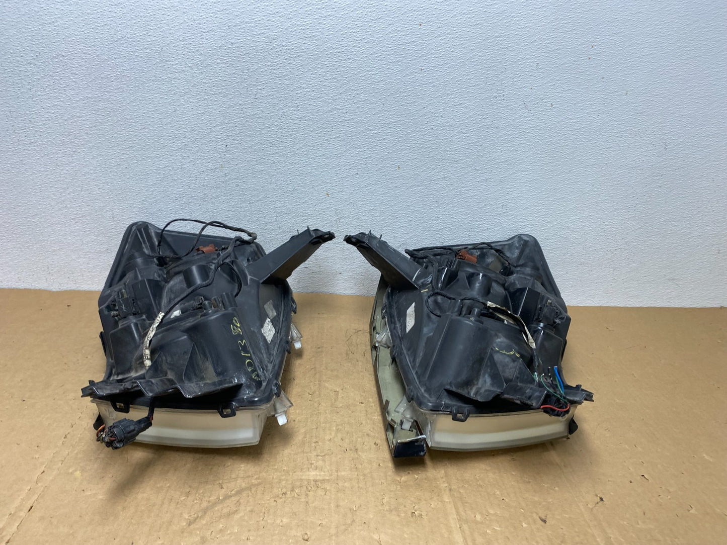 2004 to 2007 Nissan Armada Left+Right Side Set Headlights AD1380 DW13