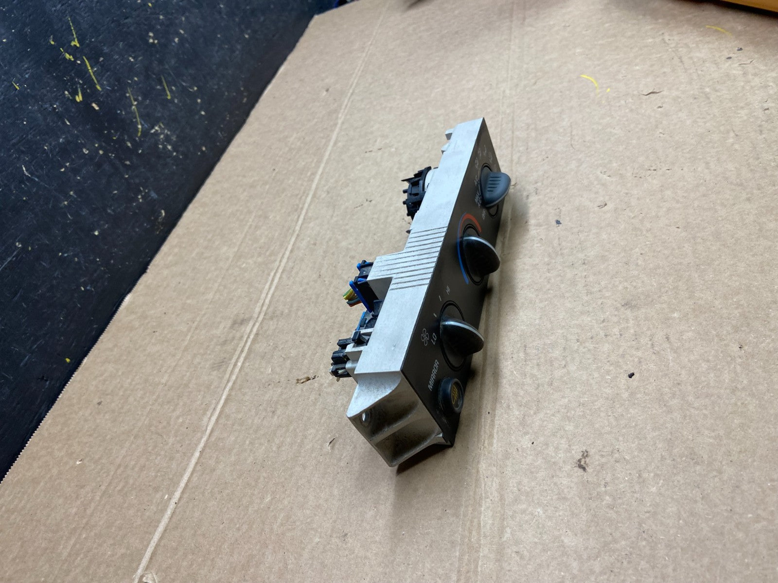 2001 - 2007 GMC Chevrolet Express 1500 Climate Control A/C W6446 DG1
