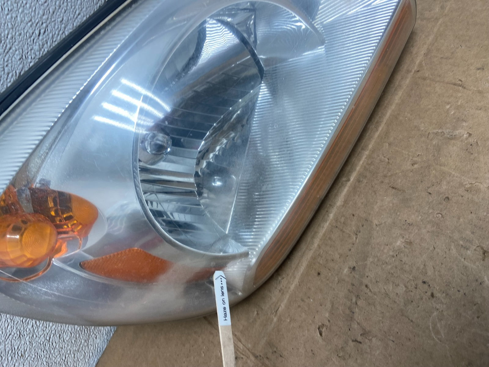 2005 to 2006 Kia Sportage Right Passenger RH Halogen Headlight OEM Y5592 DW5