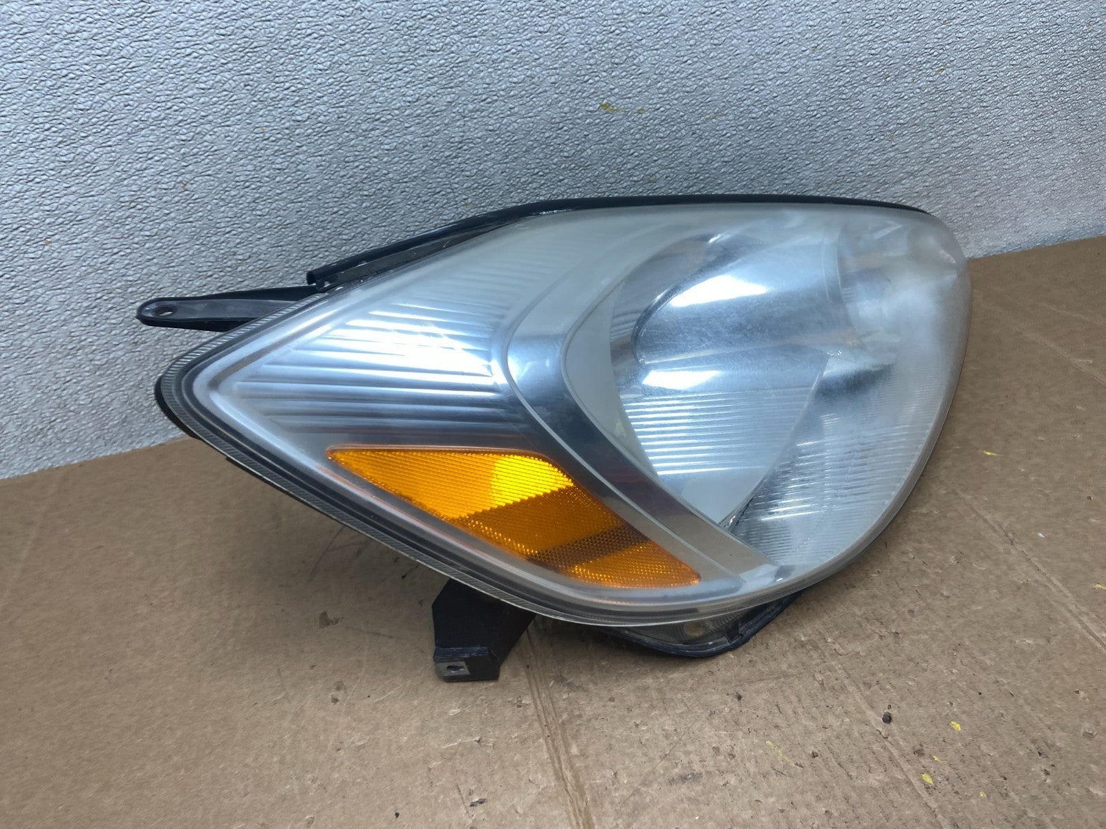 2004-2005 Toyota Sienna Right Passenger Halogen Headlight OEM AA1611 DW2