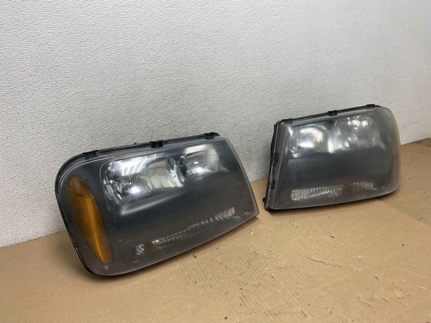 2006 - 2009 Chevrolet Trailblazer Left+Right Headlights Flush Half Bar AG5778 DW2