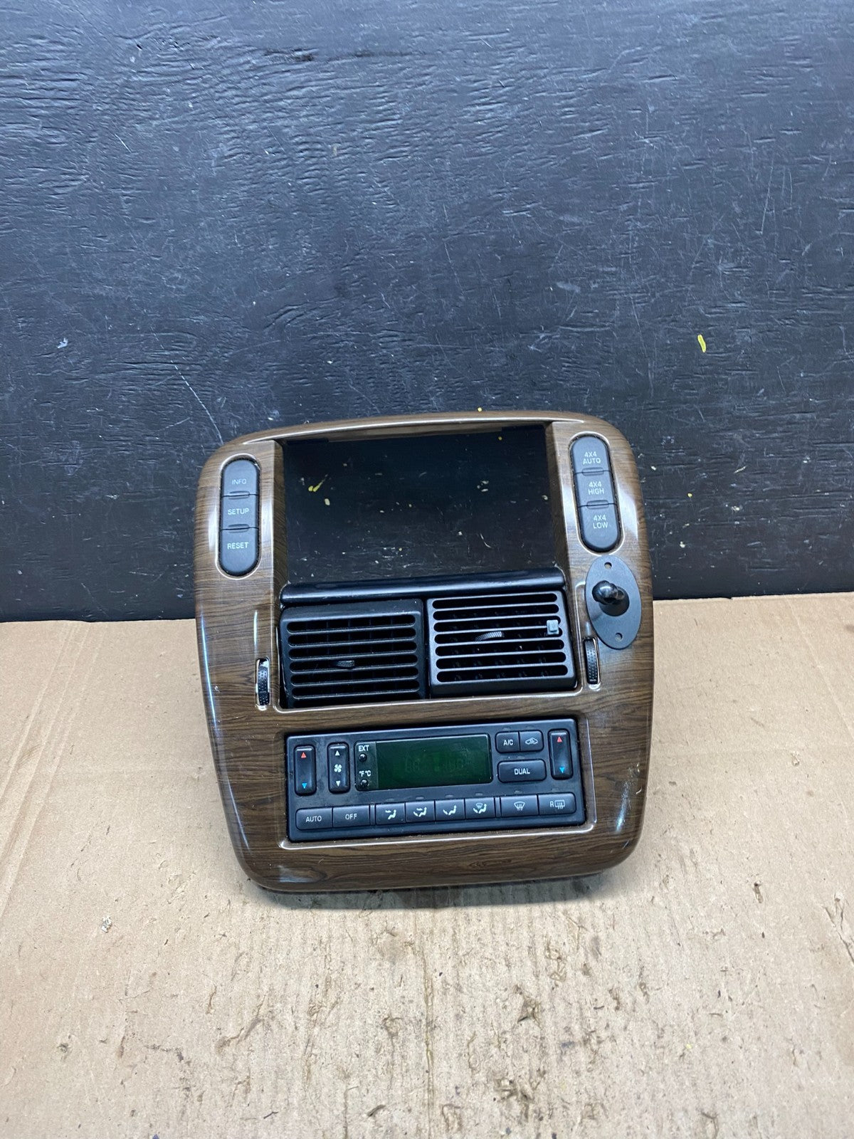 2004 to 2005 Mercury Mountaineer Center Dash Radio Trim Bezel Air Vent p1758 DG0