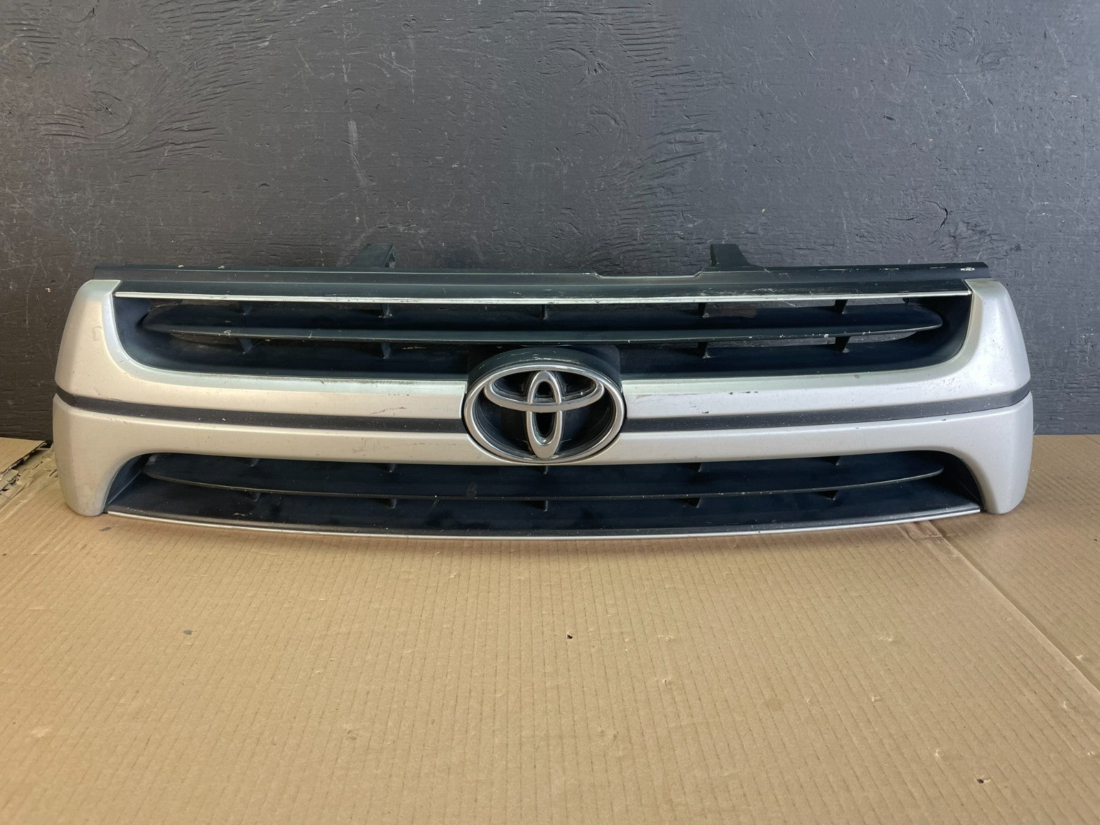 2001 to 2002 Toyota 4Runner Front Upper Grill Grille AE3520 DG0