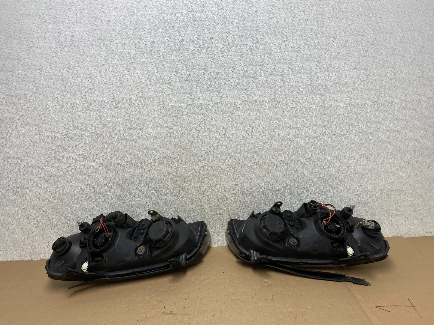 2004 to 2006 Hyundai Elantra Left+Right Set Halogen Headlights AG4086 DW7