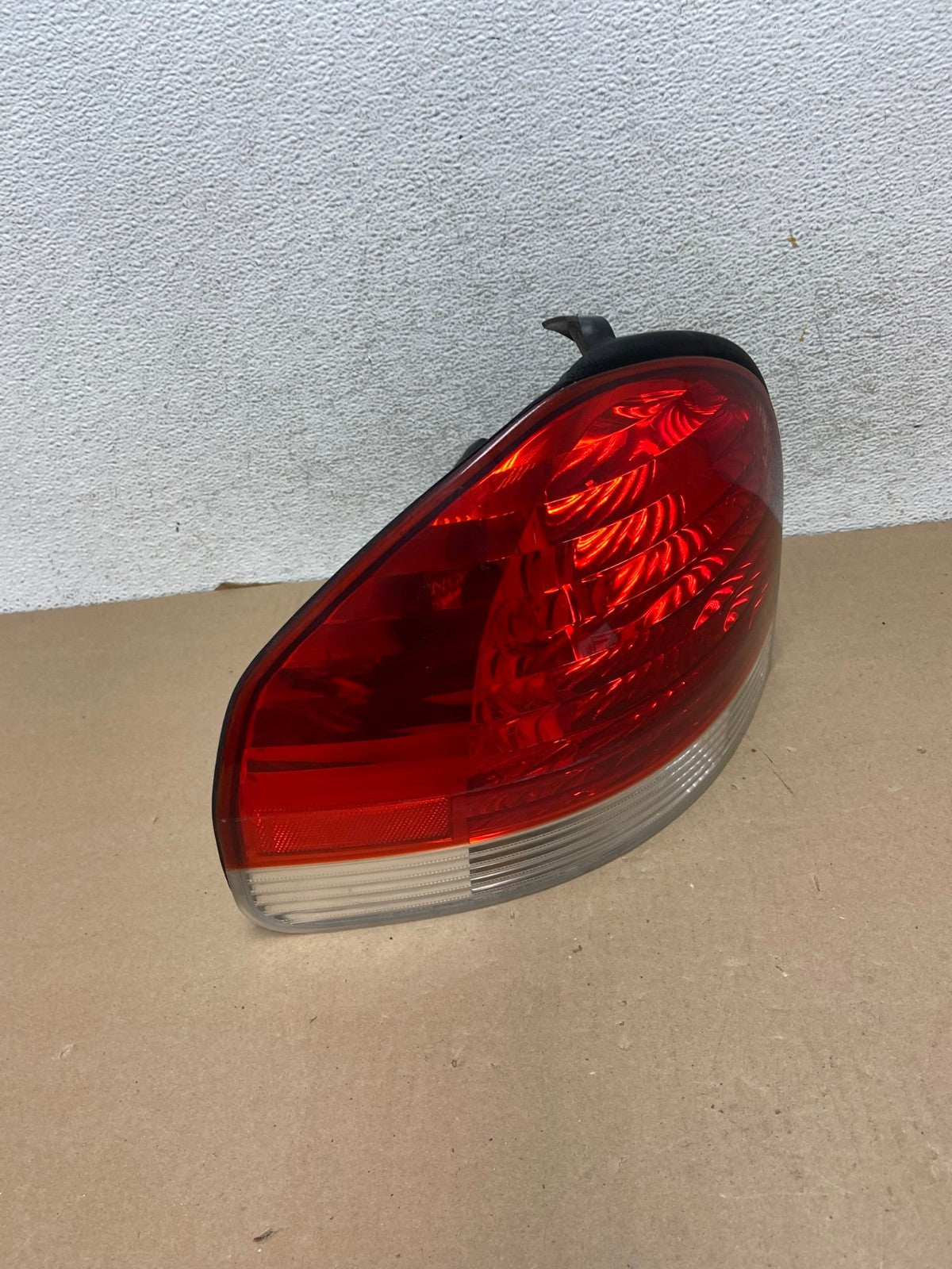 2005 to 2006 Hyundai Santa Fe Left Driver Side Tail Light AG3331 LK2