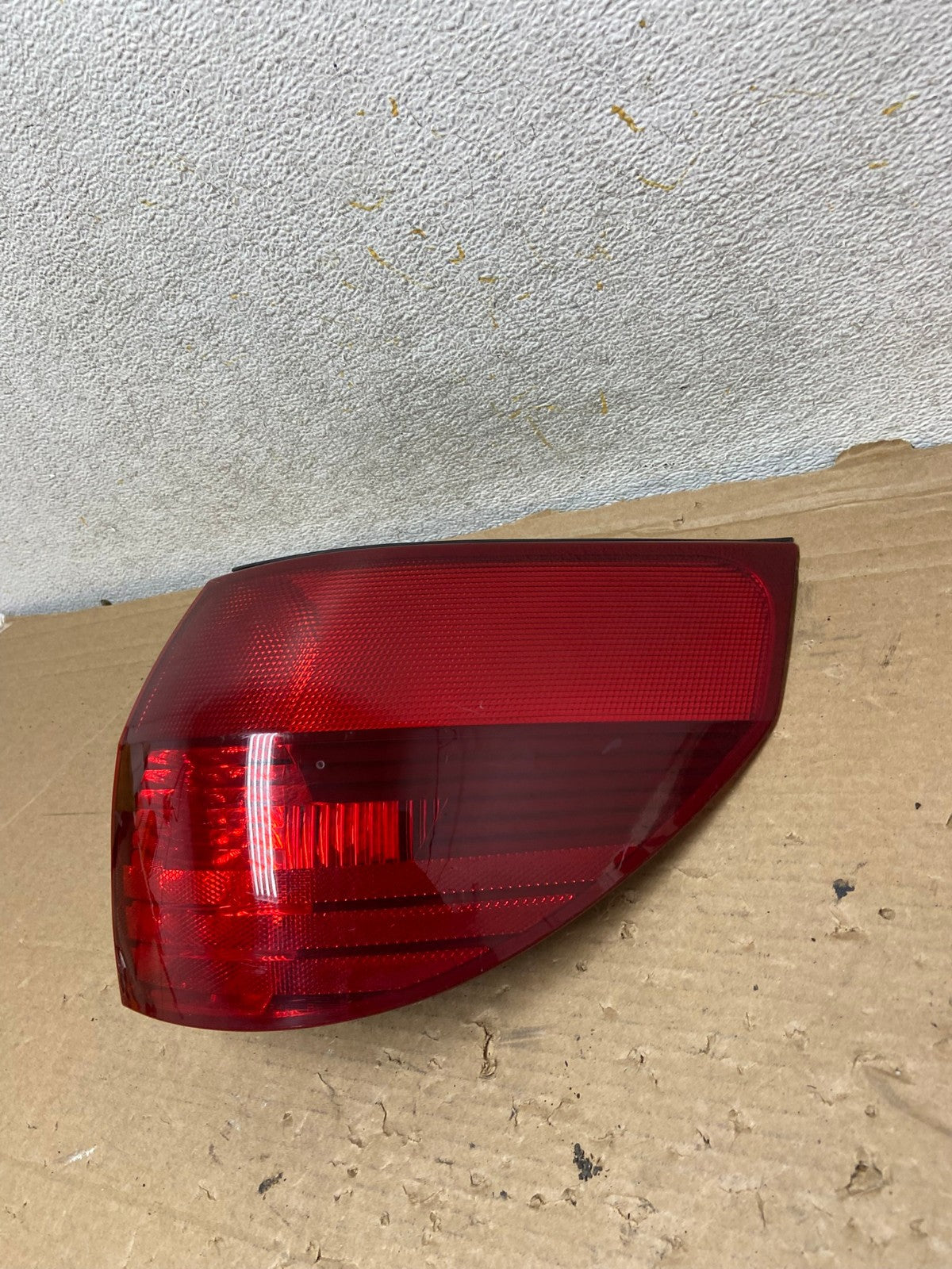2004-2005 Toyota Sienna Right Passenger Rh Side Tail Light AH8416 LK1