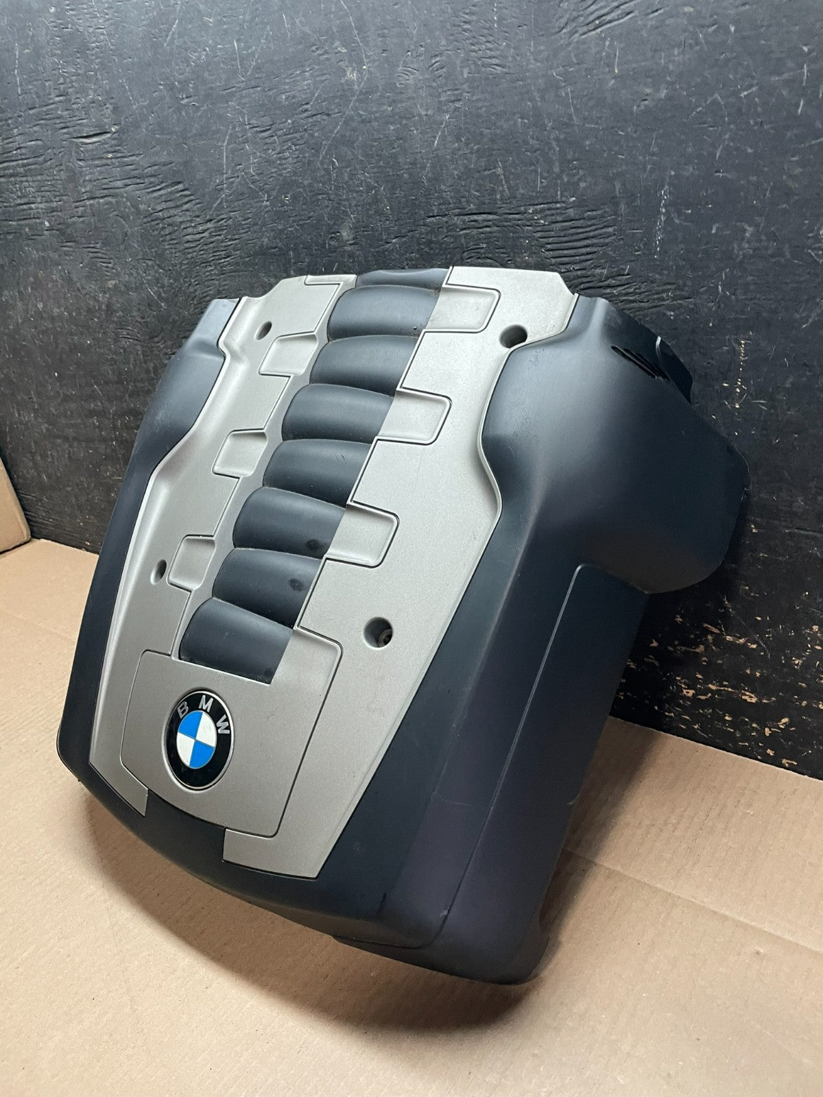 2006 to 2010 BMW 550i 650i 750i Plastic Engine Cover Shield OEM Z8289 DG2