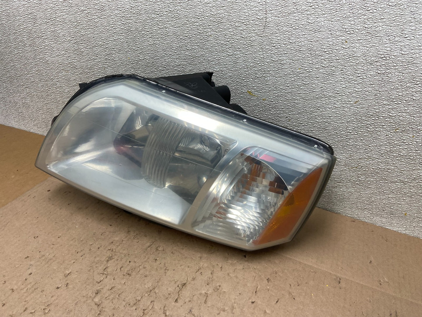 2004 - 2008 Mitsubishi Endeavor Headlight Left Driver Lh Side OEM Z6353 DW1