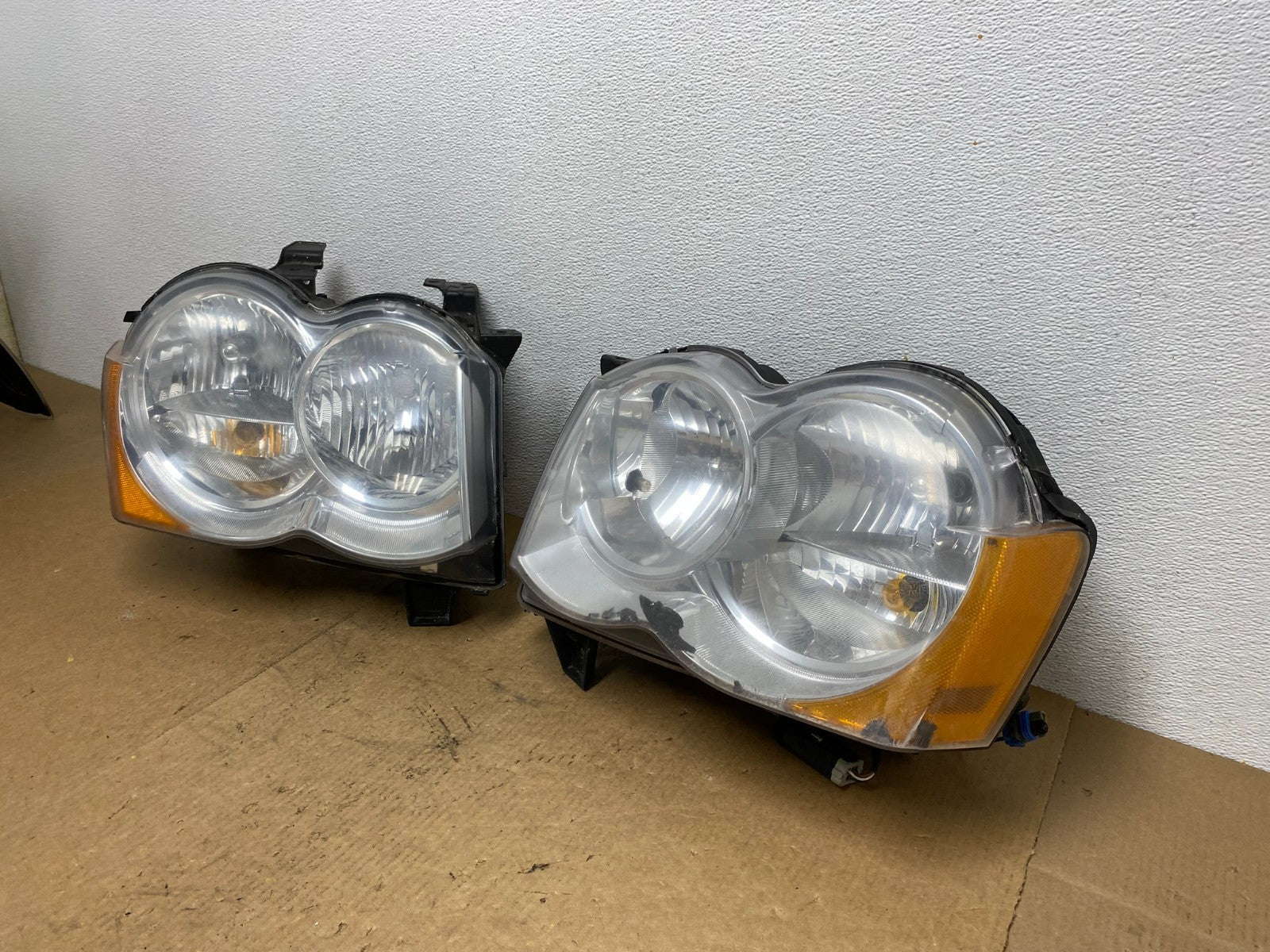2009-2010 Jeep Grand Cherokee Left+Right Set Halogen Headlights AC3422 DW1