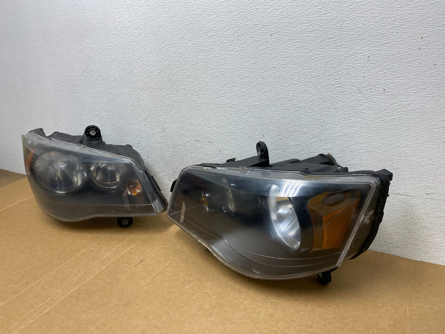 2008 to 2016 Chrysler Town and Country Left+Right Side Headlights AD5335 DW1