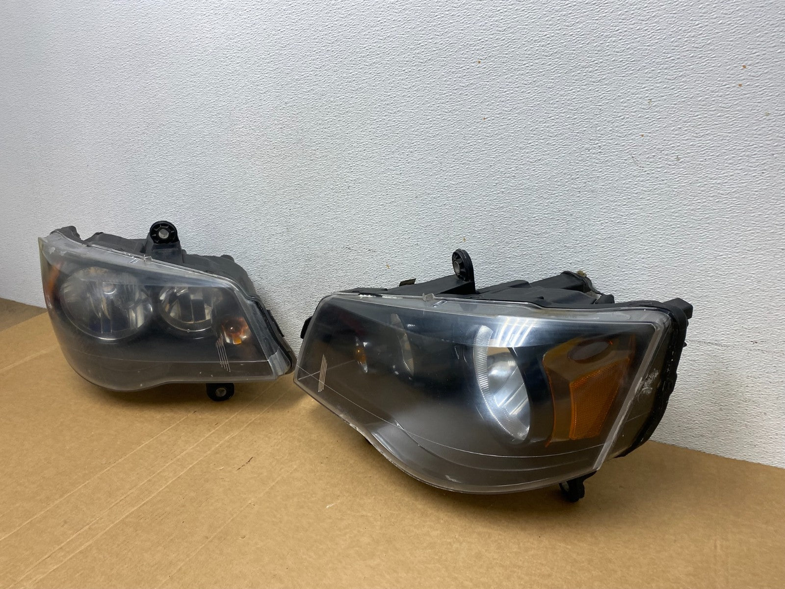 2008 to 2016 Chrysler Town and Country Left+Right Side Headlights AD5335 DW1
