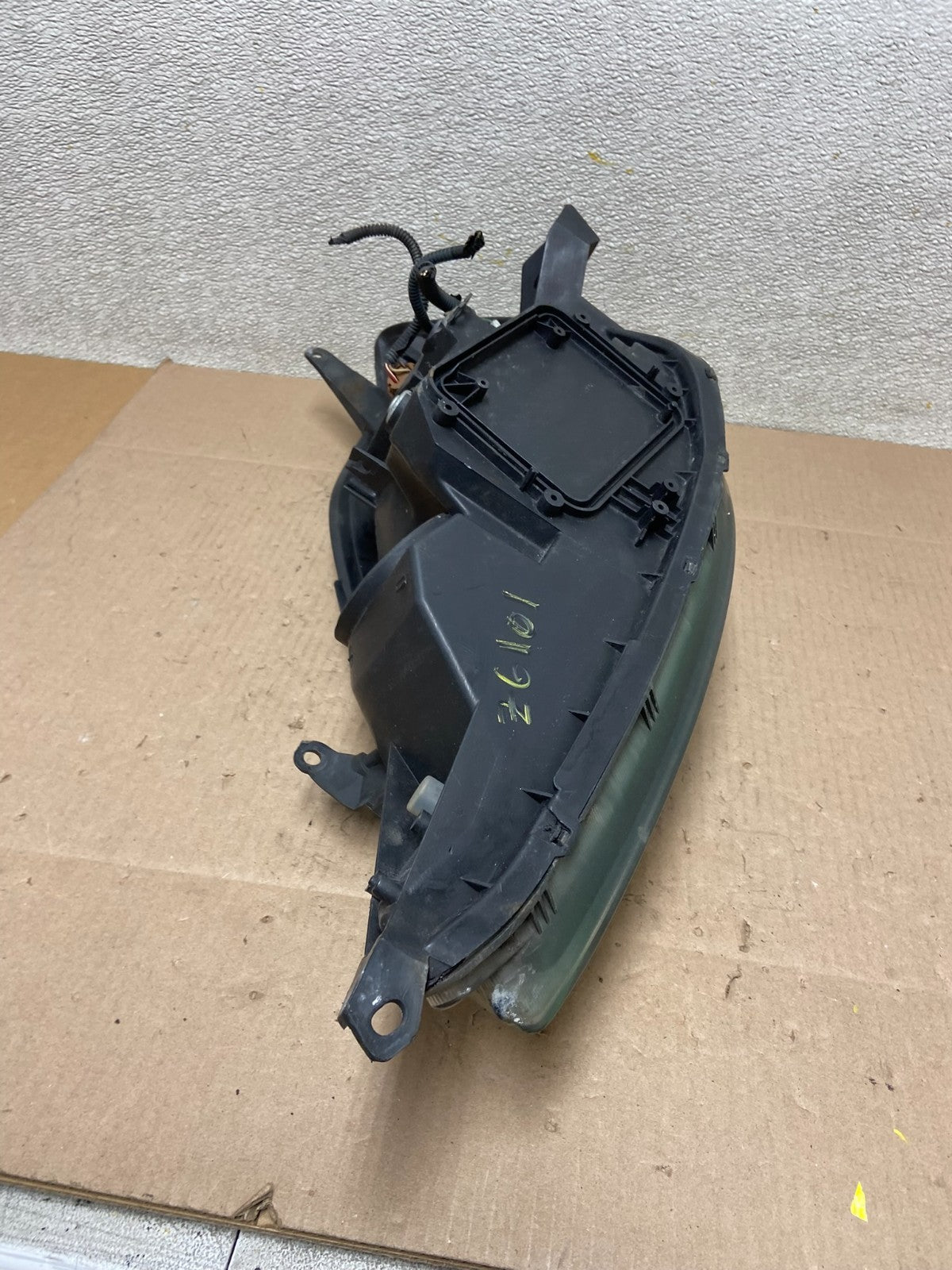 2004-2005 Toyota Sienna Right Passenger Halogen Headlight OEM Z6101 DW9