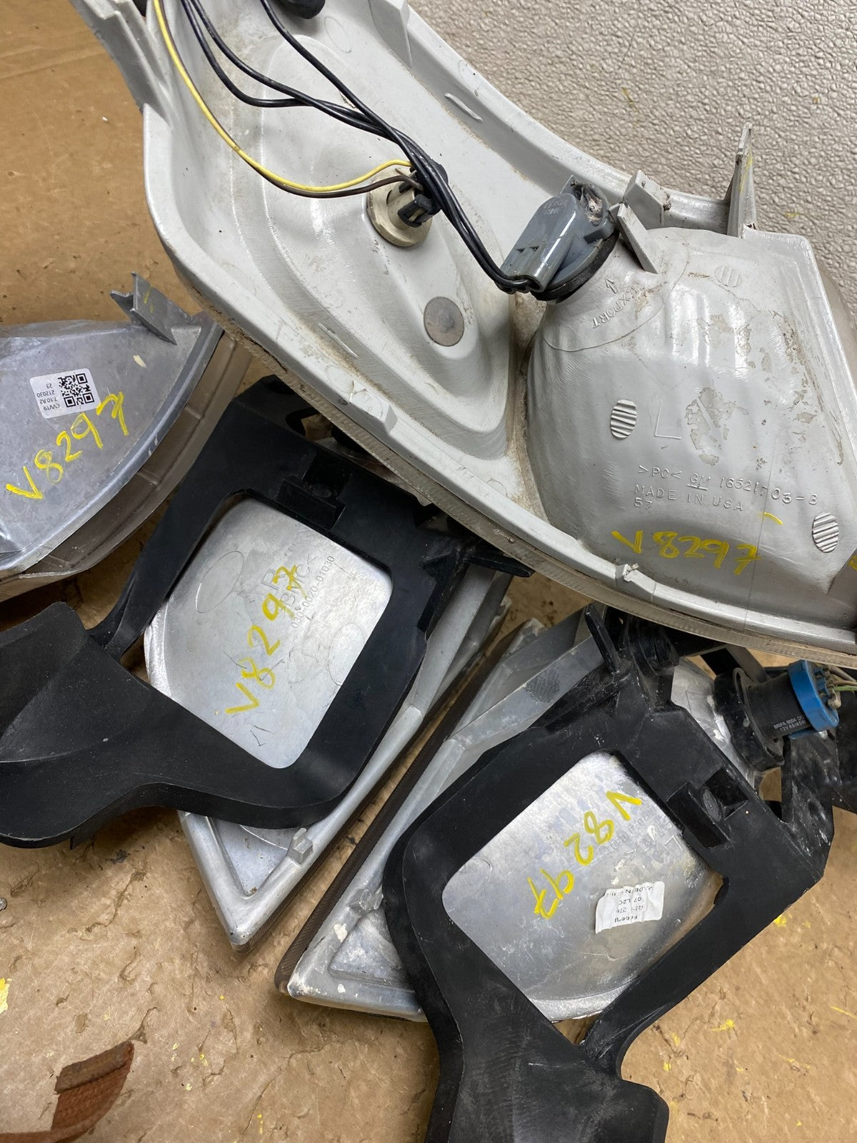 1997 to 2005 Chevrolet Venture Montana Left+Right Headlights V8297 DW18
