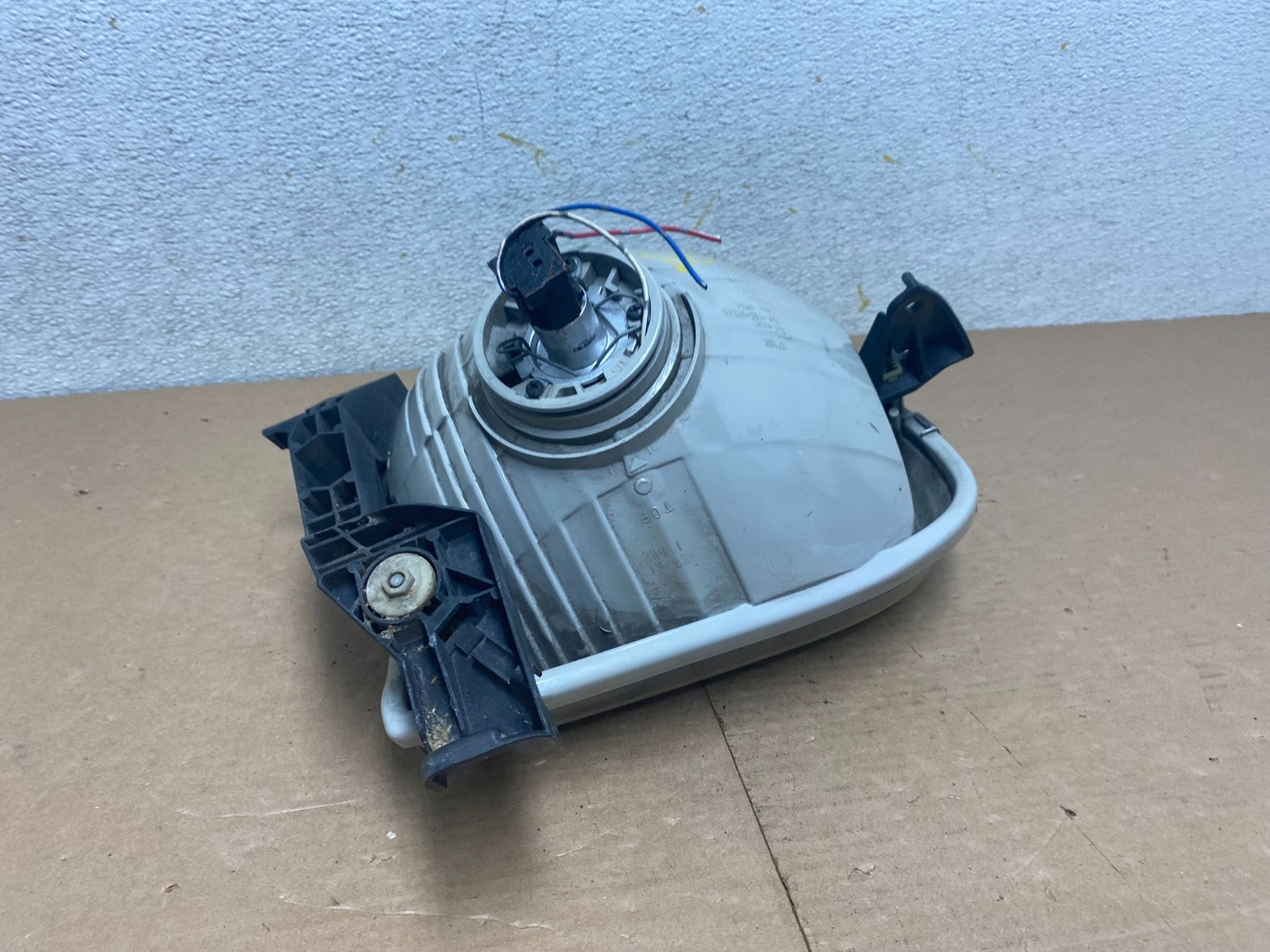 2001 to 2004 Toyota Sequoia Right Passenger RH Side Headlight Halogen P2247 DW8