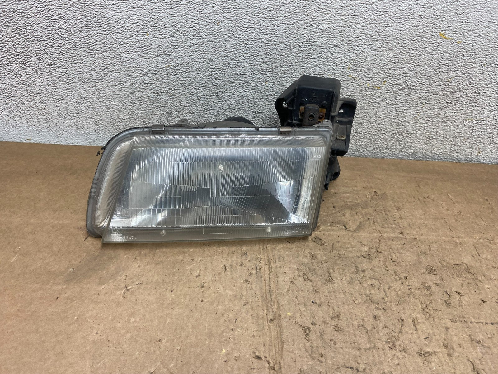 1996 to 1998 Mazda MPV Left Driver LH Headlight OEM Y7085 DW0