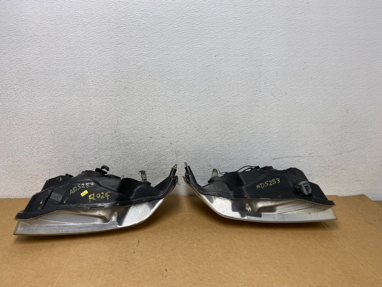 2000 to 2001 Nissan Maxima Left+Right Side Set Halogen Headlights AD5283 DW10