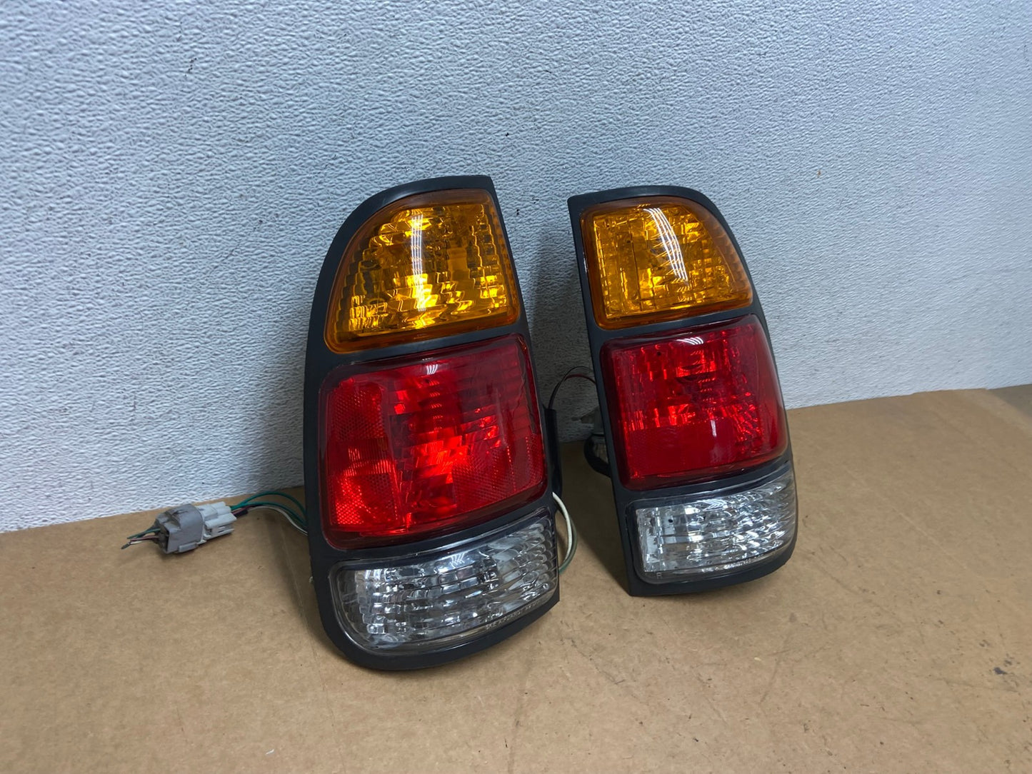 2000 to 2004 Toyota Tundra Left+Right Tail Lights AE3092 LK2