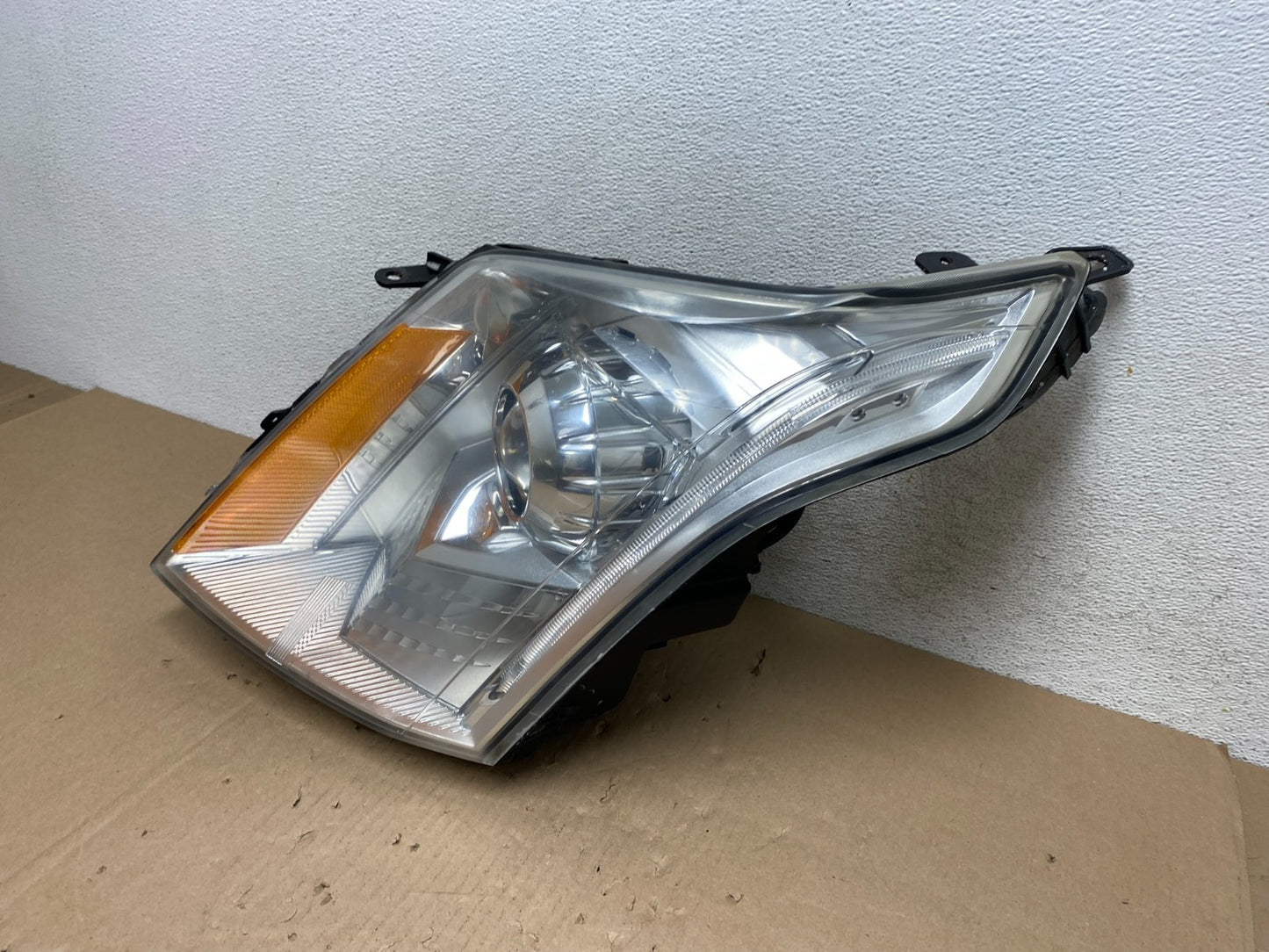 Xenon 2010 to 2016 Cadillac SRX Left Driver LH Side Headlight AG6740 DW1