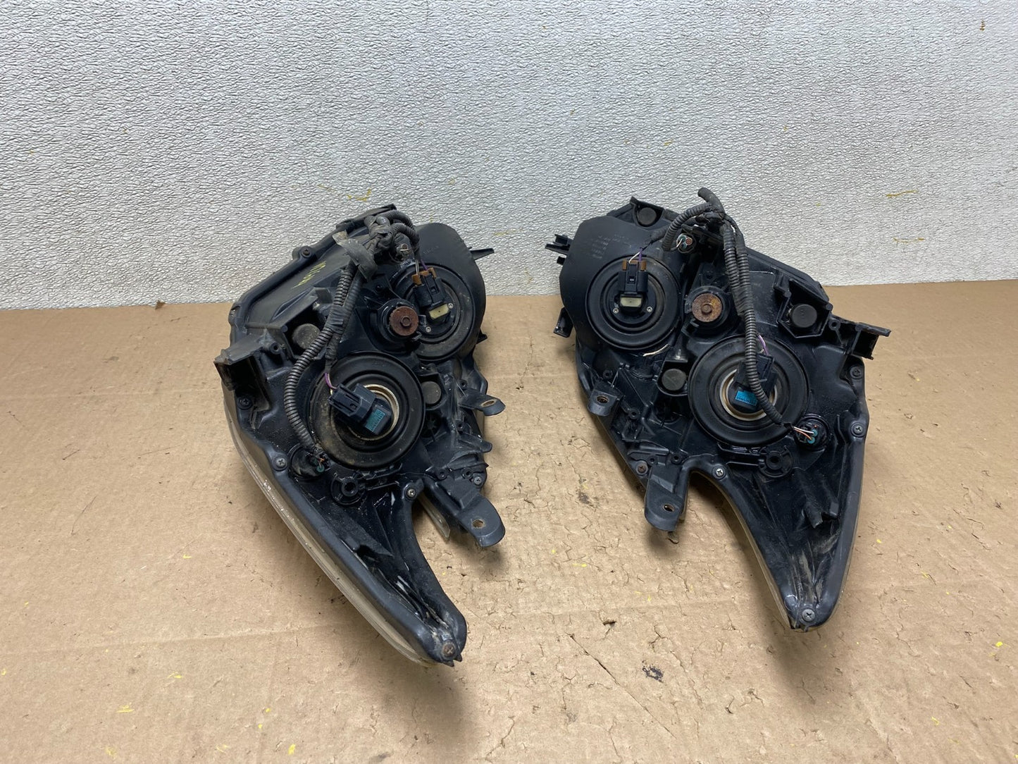 2010 - 2011 Toyota Prius Left+Right Blue Halogen Headlights OEM W2644 DW11