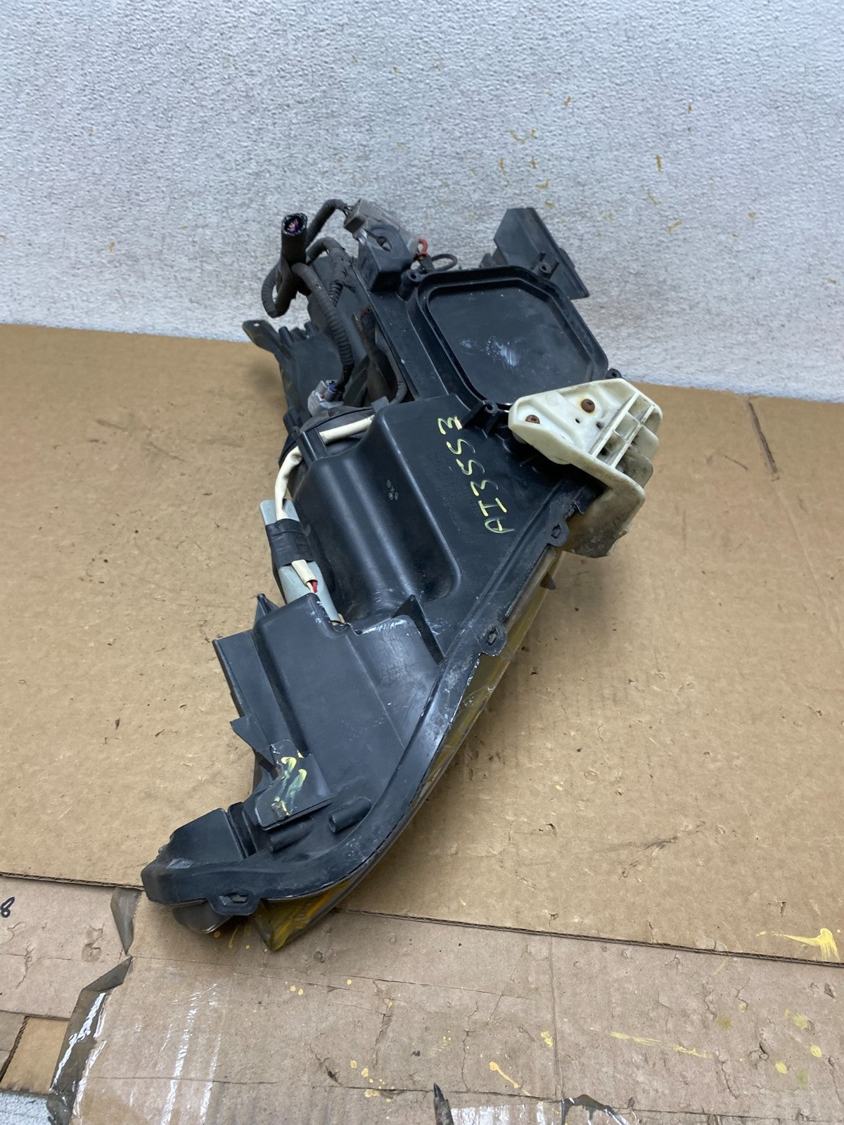 2015 - 2017 Toyota Prius V Right Passenger Side Halogen Headlight AI3553 DW10