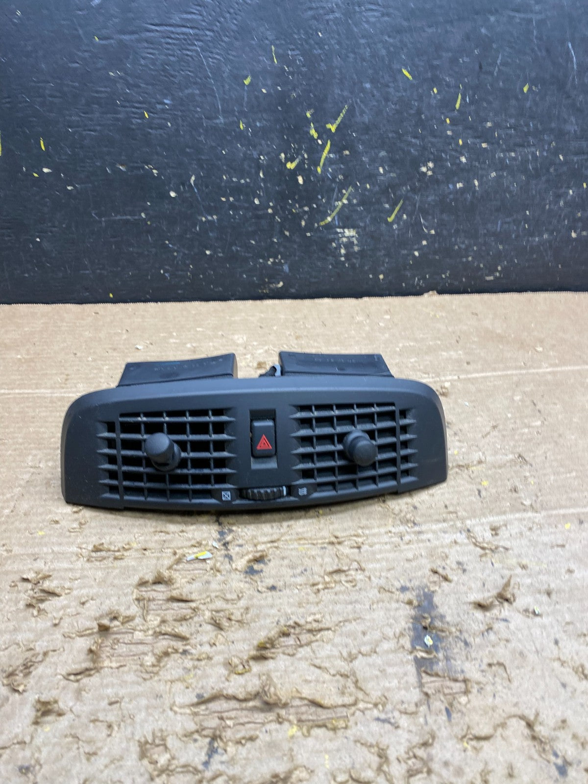2004 to 2009 Cadillac SRX Front Center Dash A/C Air Vent X1636 DG0