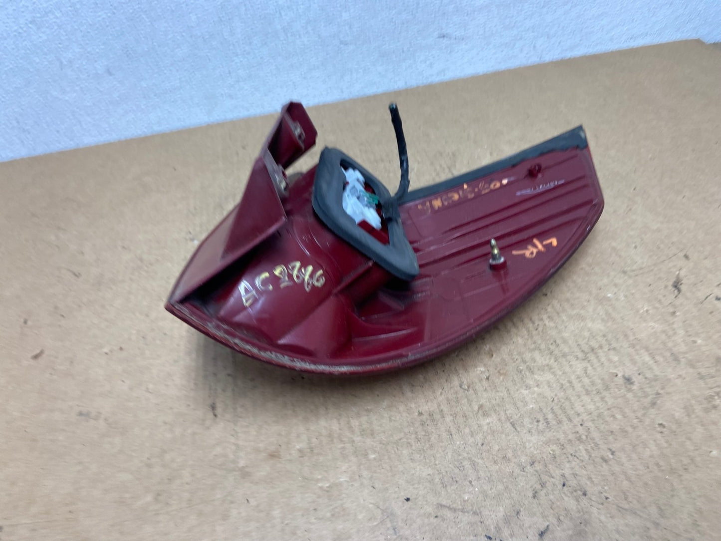 2004 to 2005 Toyota Sienna Left Driver LH Side Tail Light AC2886 LK5