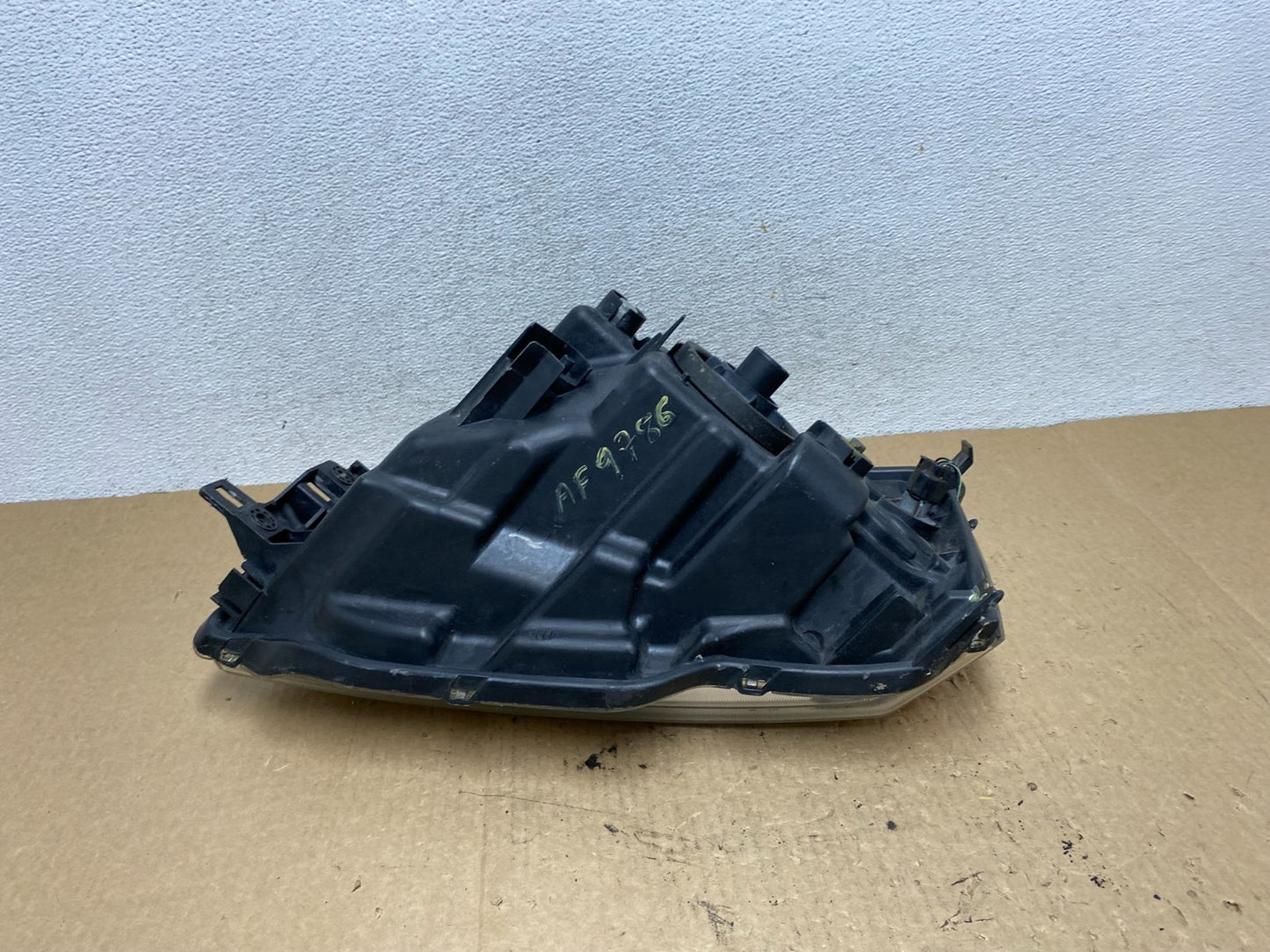 2004 - 2011 Mitsubishi Endeavor Headlight Right Passenger Rh Side AF9786 DW5