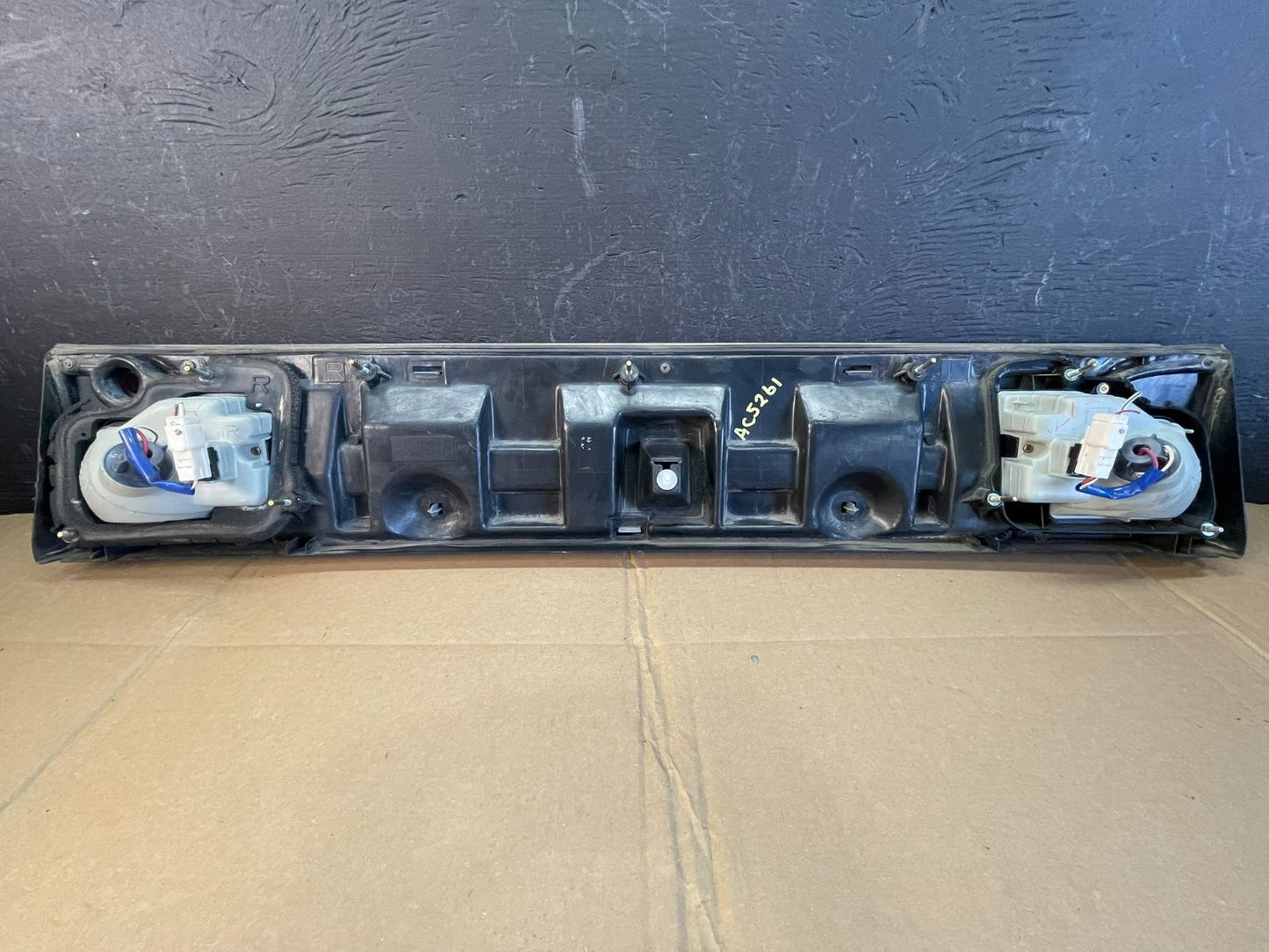 1995 1996 Toyota Camry Center Trunk Rear Tail Light AC5261 DG5