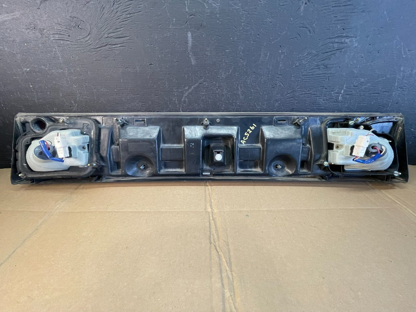 1995 1996 Toyota Camry Center Trunk Rear Tail Light AC5261 DG5