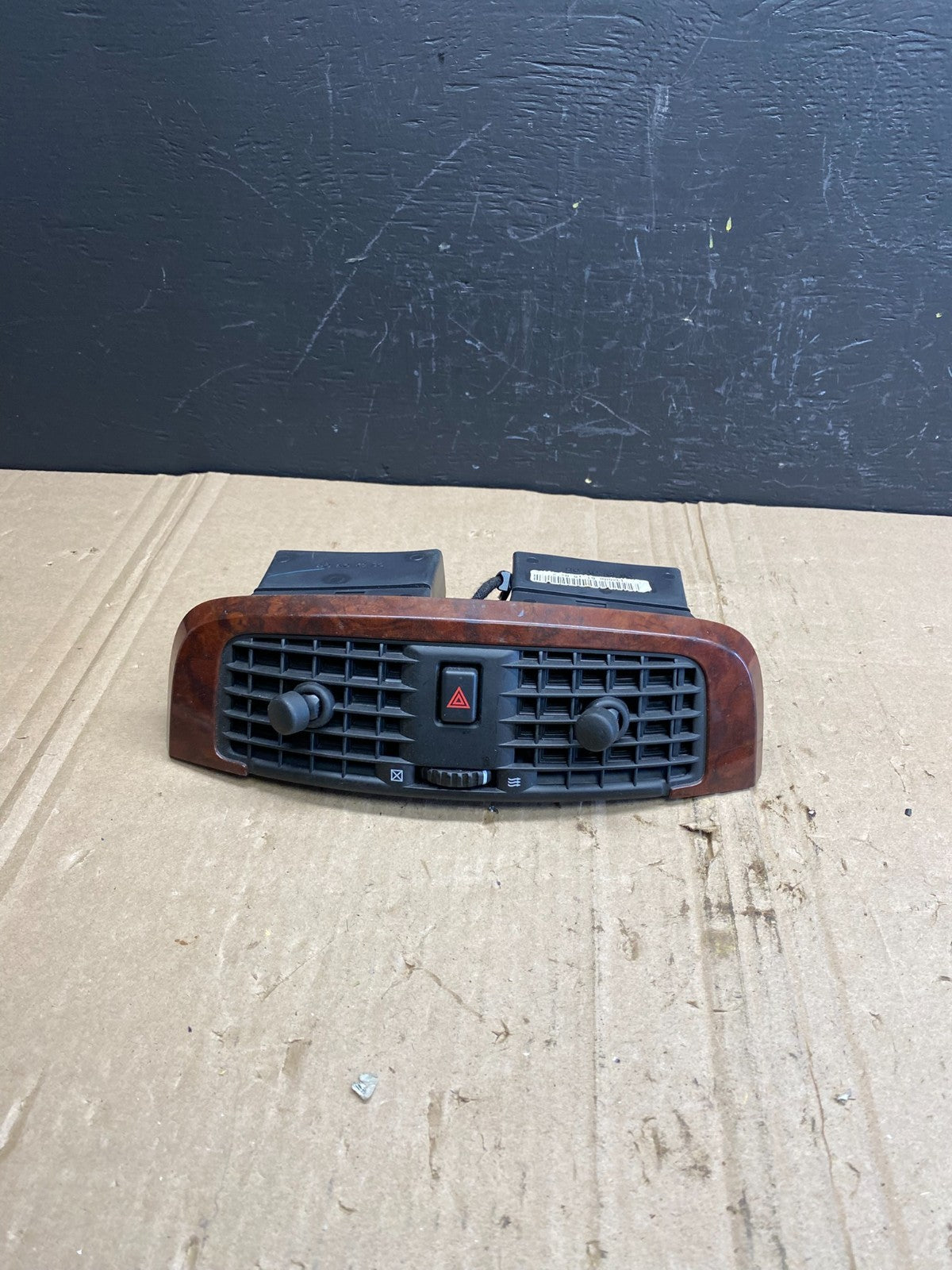 2004 to 2009 Cadillac SRX Front Center Dash A/C Air Vent ab8962 DG0