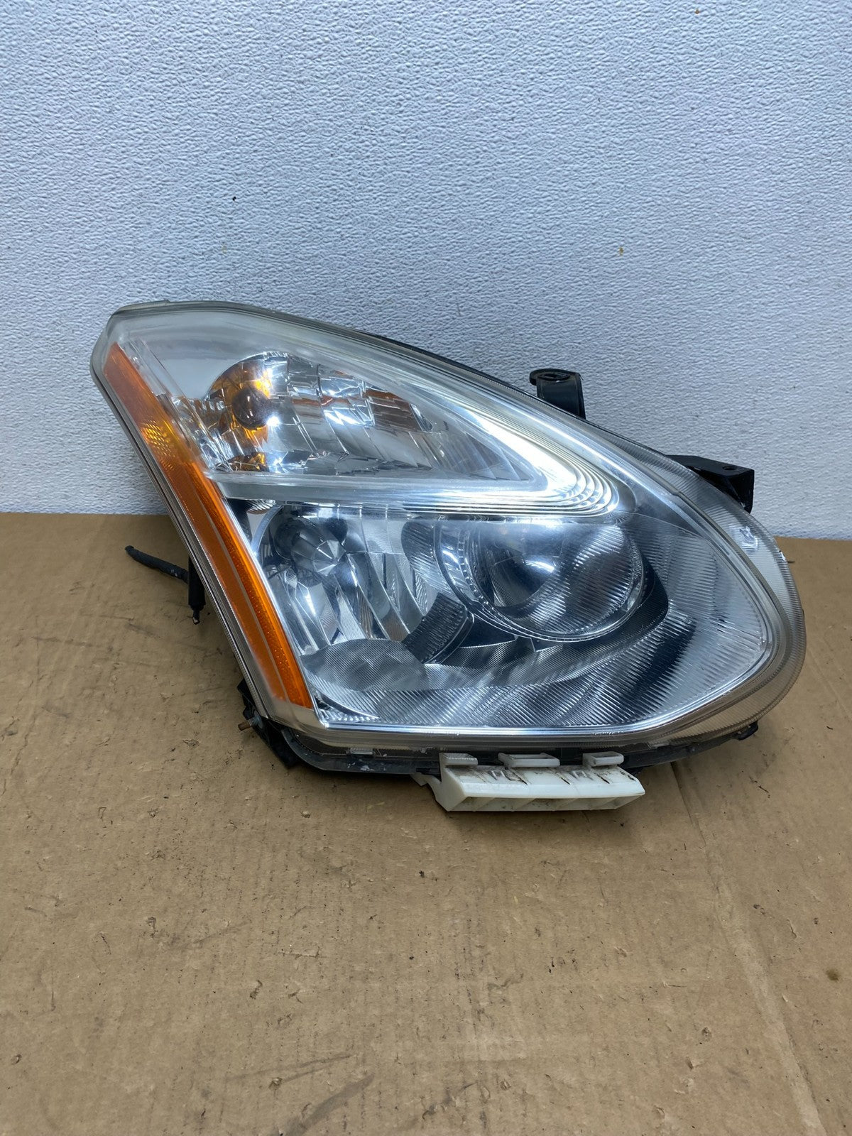 2009-2013 Nissan Rogue Right Passenger Halogen Headlight AC8639 DW0