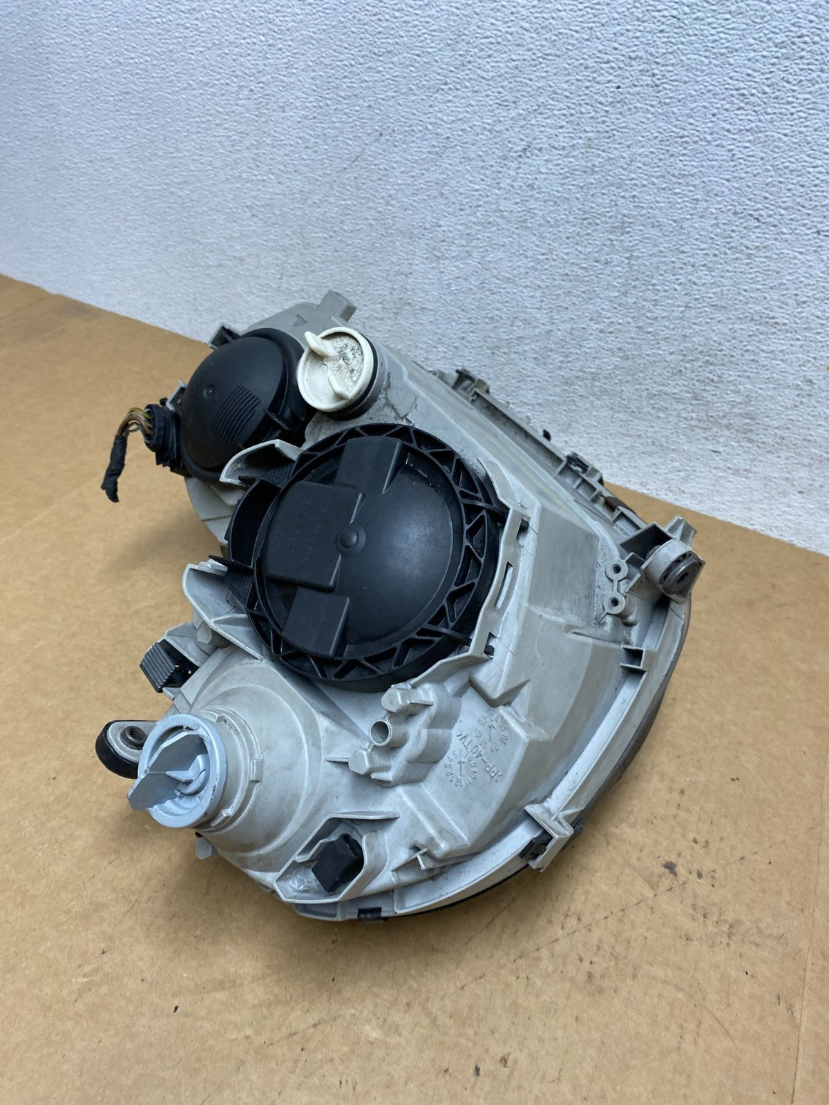 2005 to 2007 Mercedes-Benz C-Class Left Driver LH Side Headlight AE2990 DW8