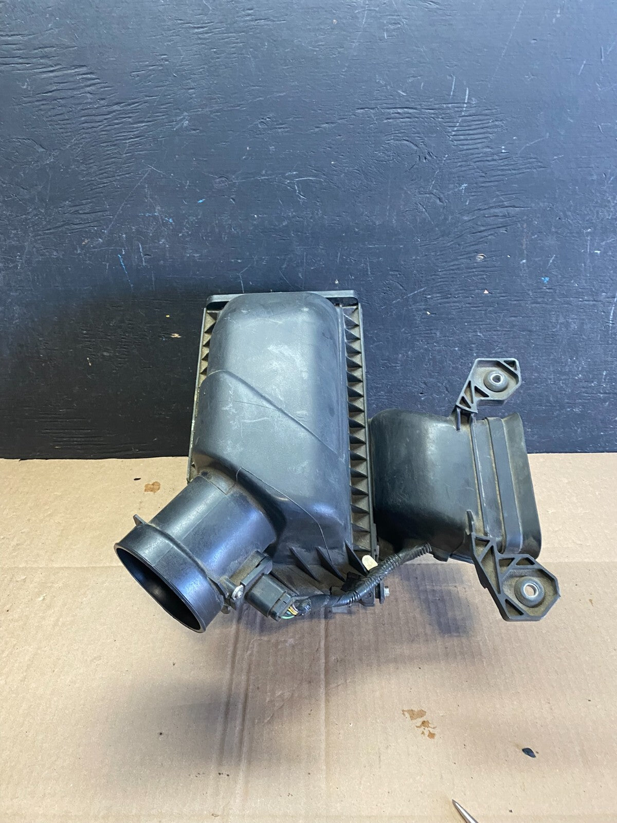 2007 to 2010 Lincoln MKX 3.7L Air Cleaner Box Resonator OEM I3322 DG10